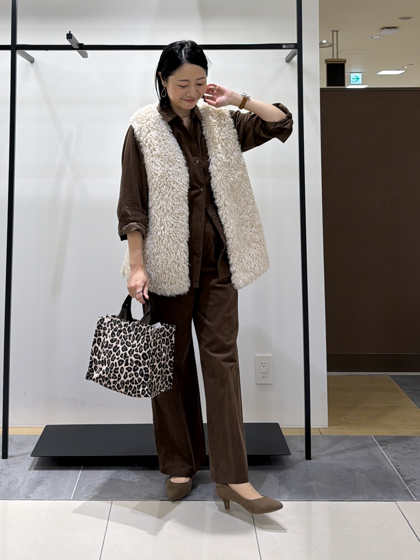 shihoさんの「INDIVI｜【羽織るだけでお洒落】カールエコファー ジレ」を使ったコーディネート
