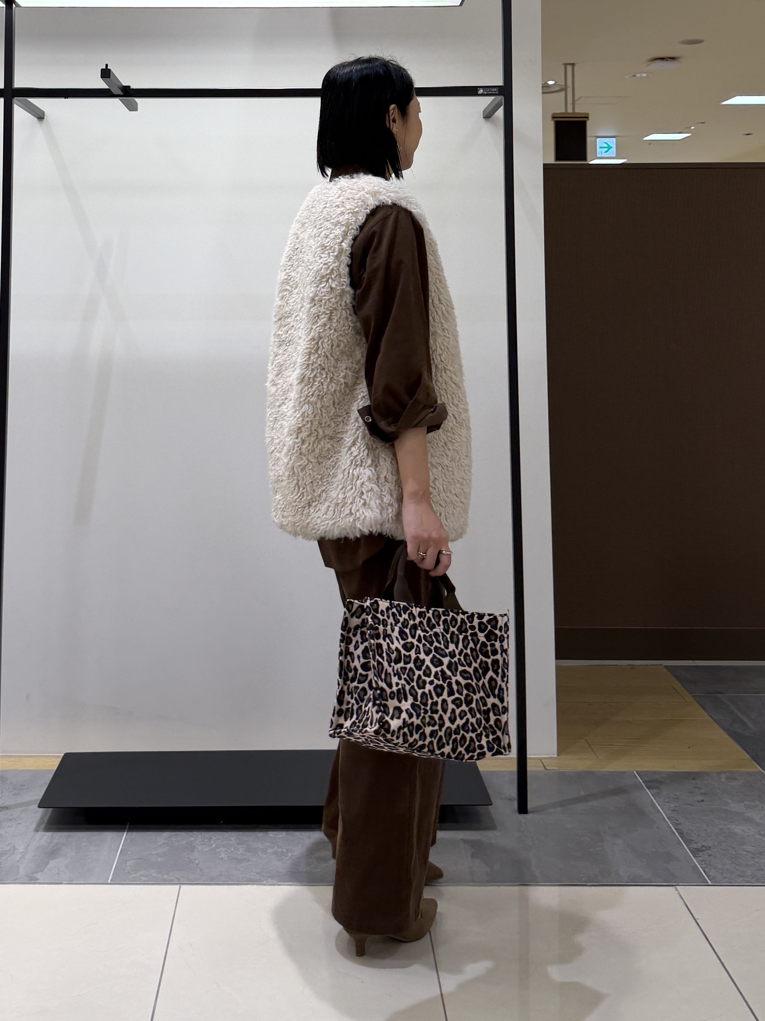 shihoさんの「INDIVI｜【羽織るだけでお洒落】カールエコファー ジレ」を使ったコーディネート