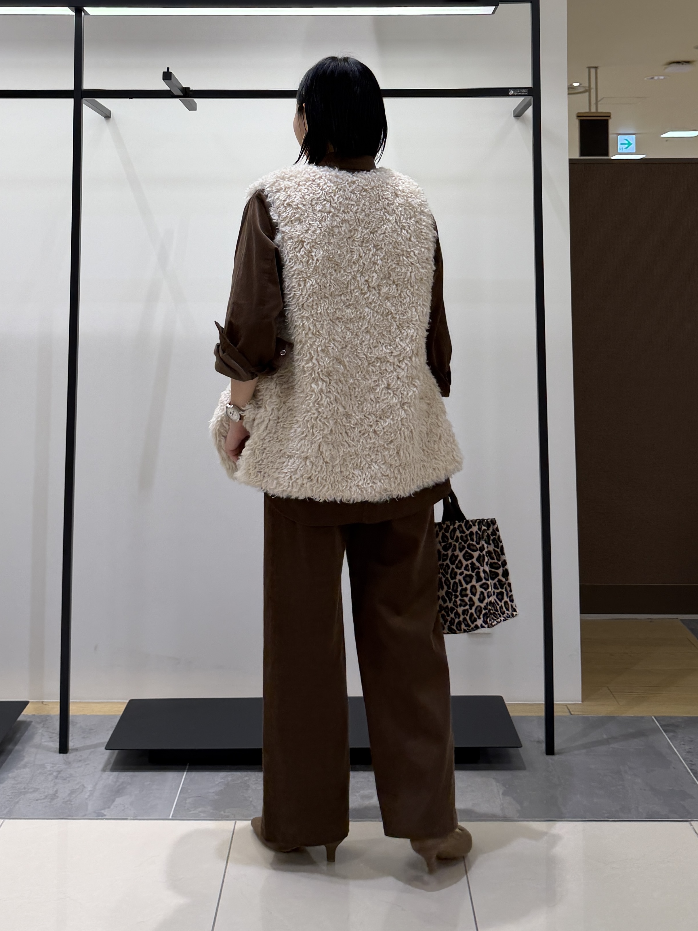 shihoさんの「INDIVI｜【羽織るだけでお洒落】カールエコファー ジレ」を使ったコーディネート