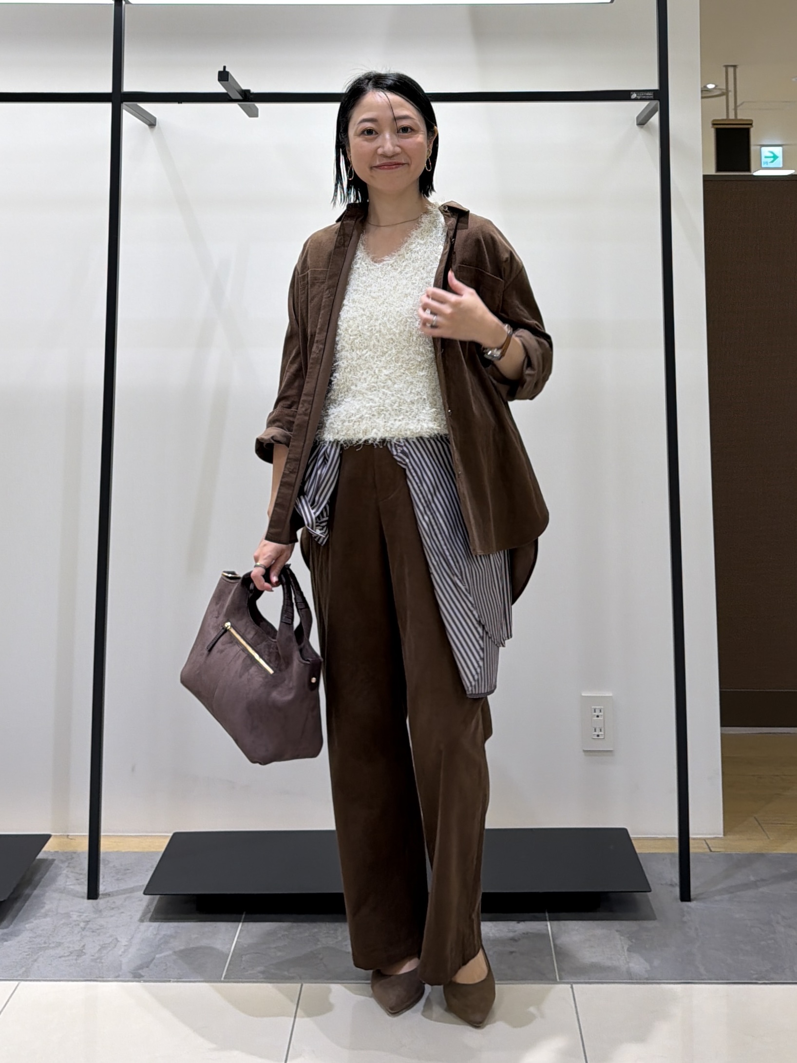 shihoさんの「INDIVI｜【大人コーデュロイ／SETUP可】オーバーサイズシャツ」を使ったコーディネート