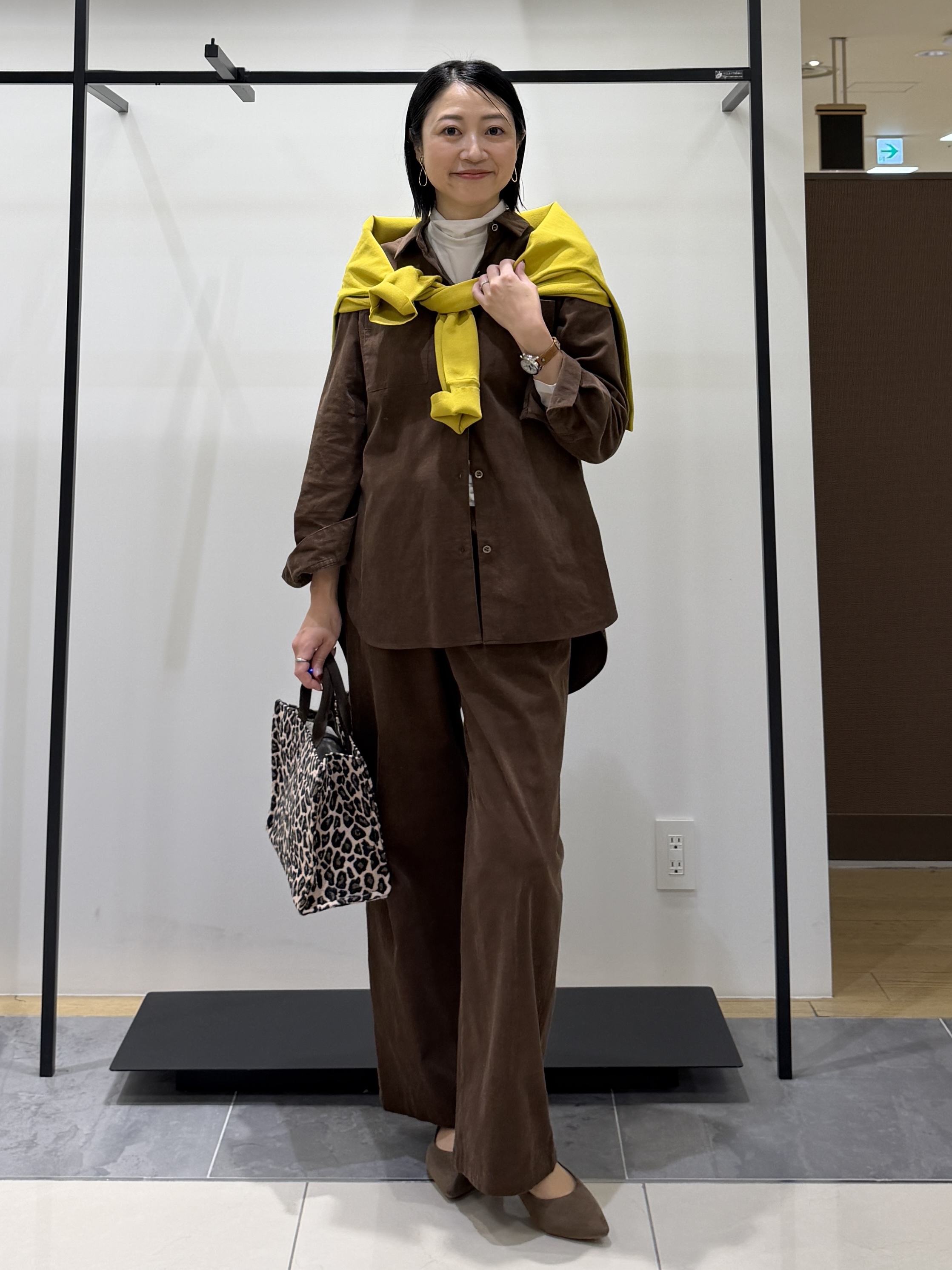 shihoさんの「INDIVI｜【大人コーデュロイ／SETUP可】オーバーサイズシャツ」を使ったコーディネート