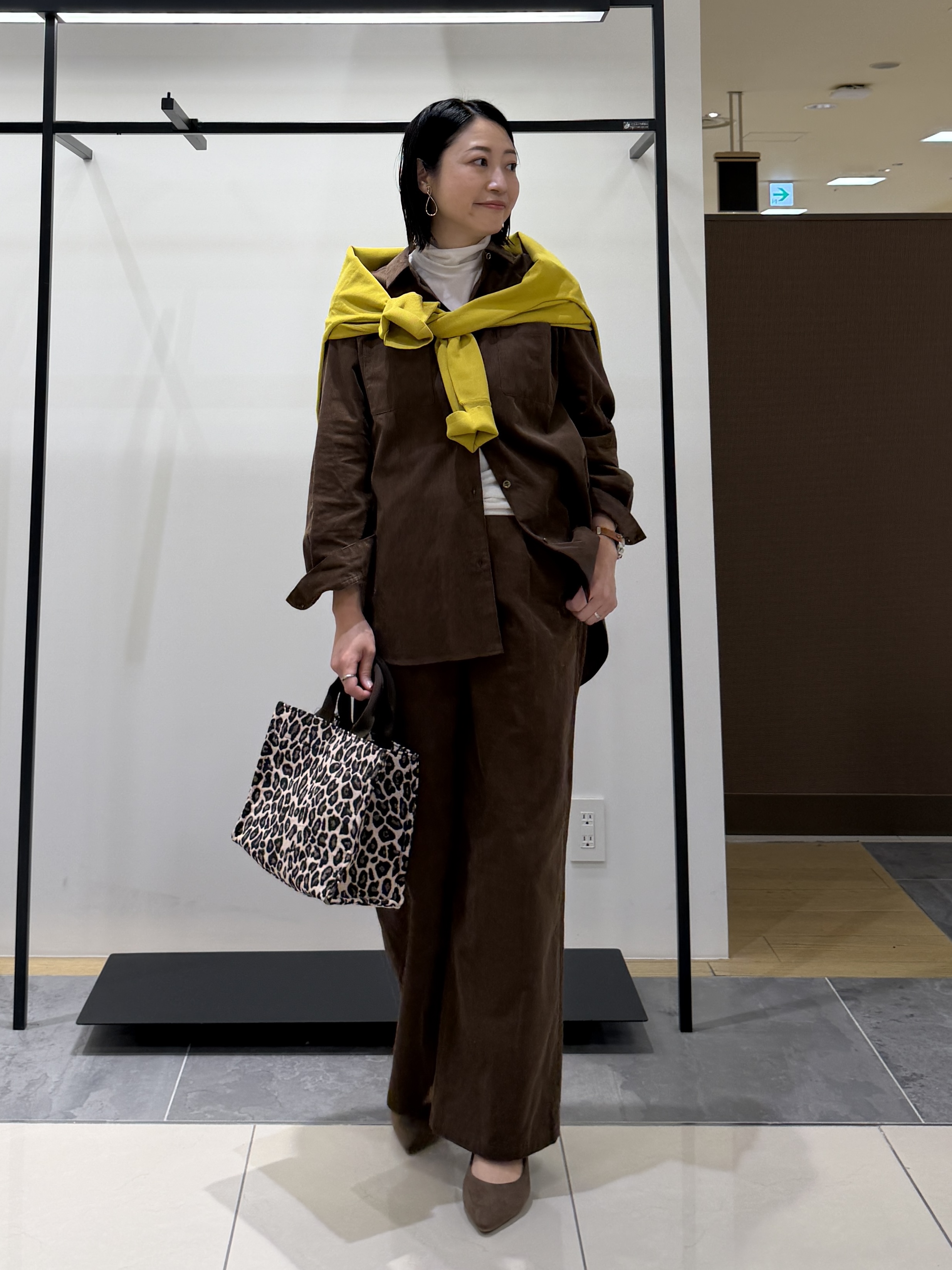 shihoさんの「INDIVI｜【大人コーデュロイ／SETUP可】オーバーサイズシャツ」を使ったコーディネート