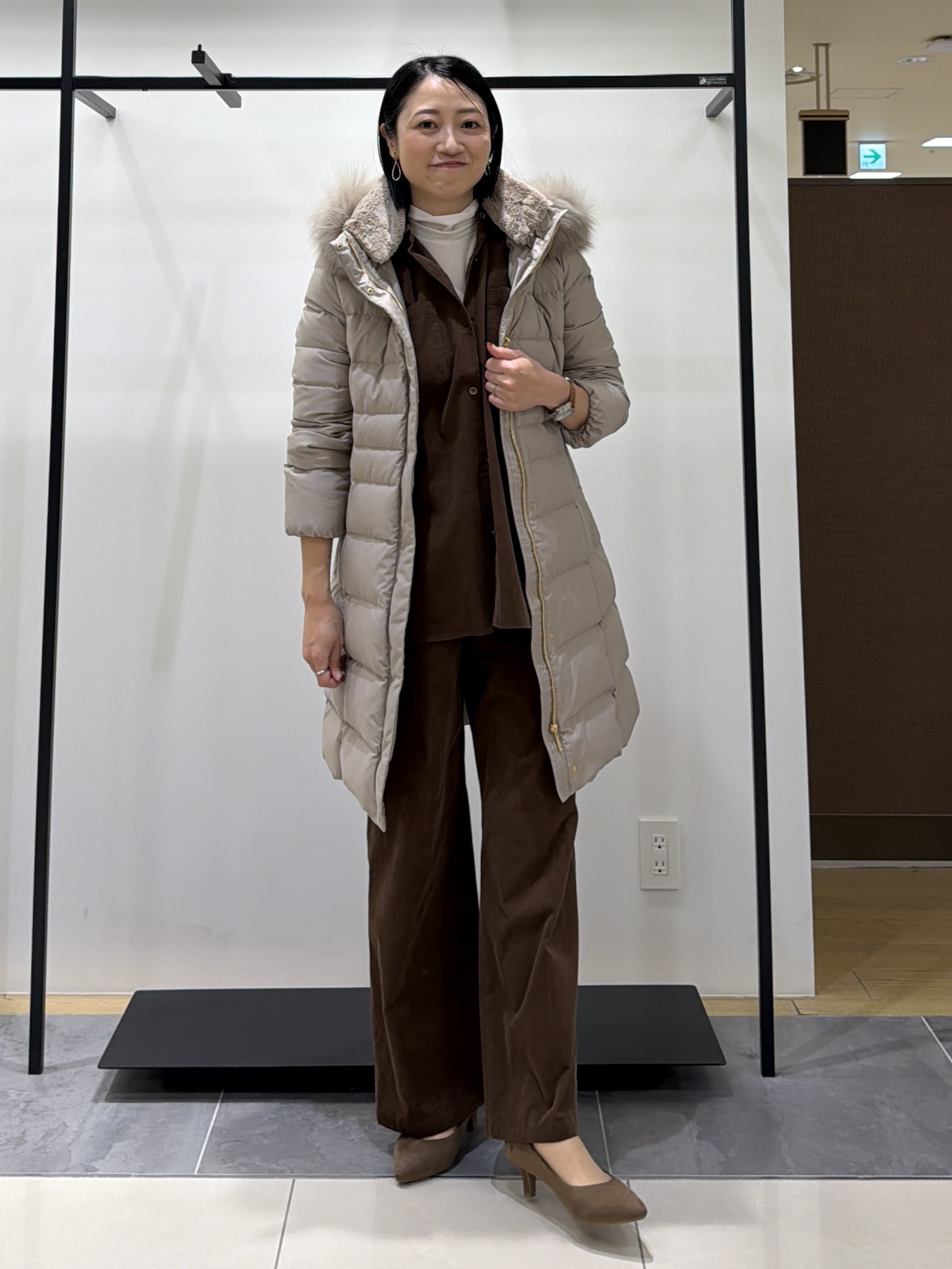 shihoさんの「INDIVI｜【名品／撥水／抗菌防臭】ロング丈リサイクルダウンコート」を使ったコーディネート