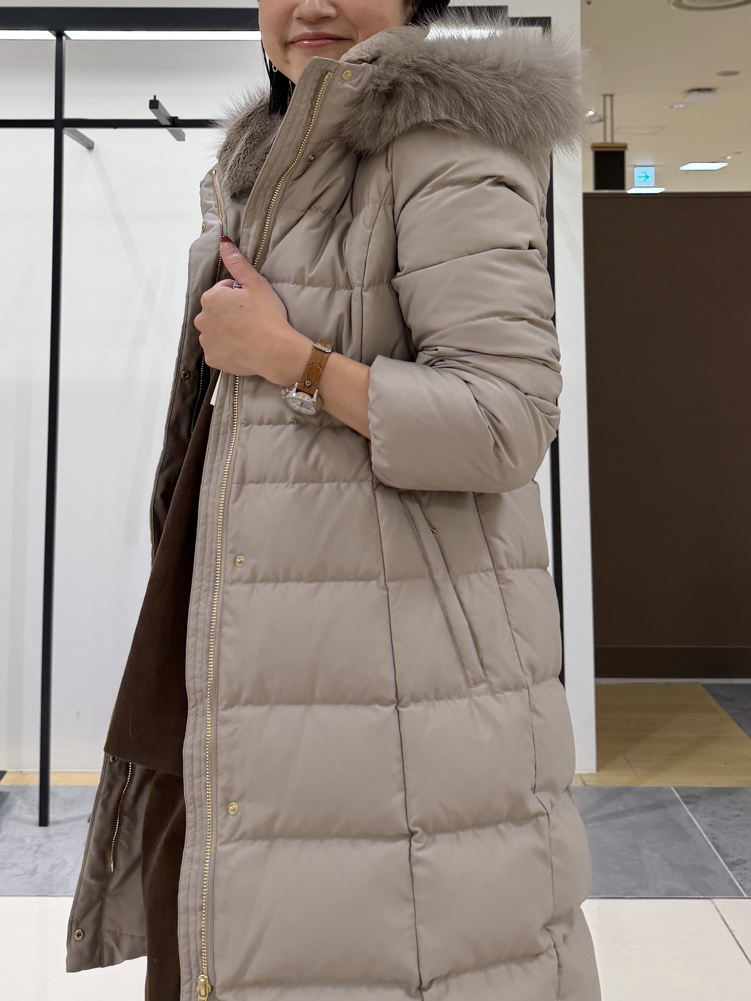 shihoさんの「INDIVI｜【名品／撥水／抗菌防臭】ロング丈リサイクルダウンコート」を使ったコーディネート