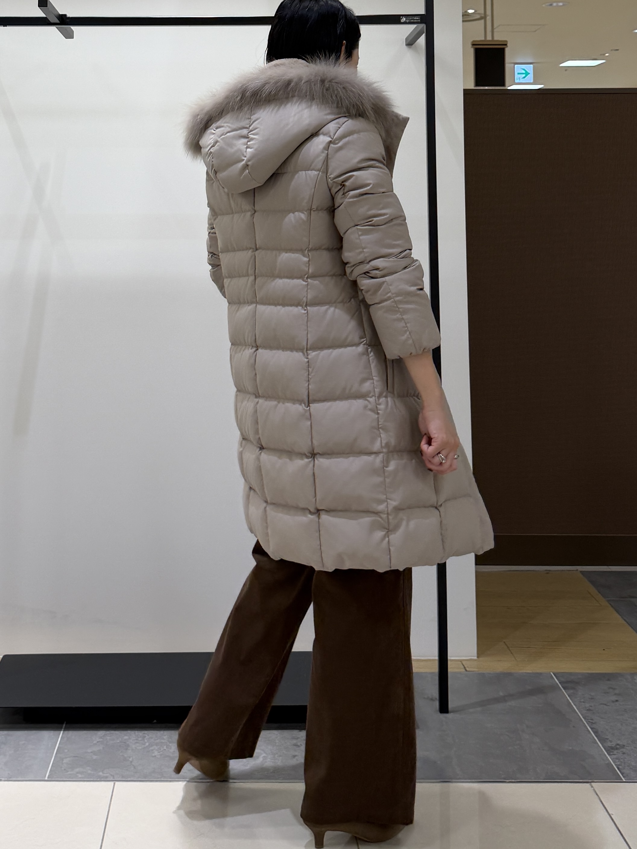 shihoさんの「INDIVI｜【名品／撥水／抗菌防臭】ロング丈リサイクルダウンコート」を使ったコーディネート