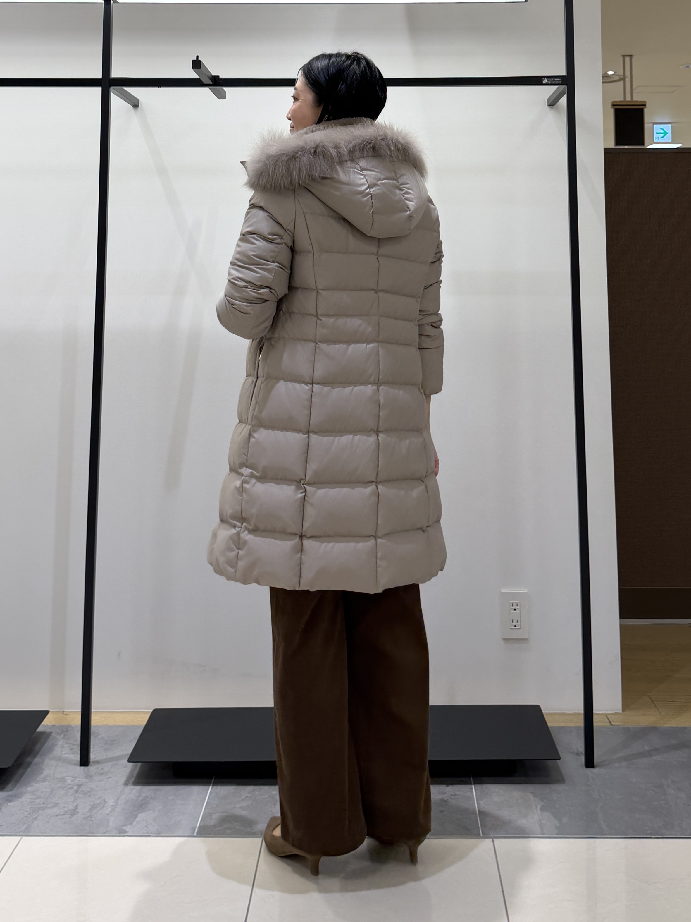 shihoさんの「INDIVI｜【名品／撥水／抗菌防臭】ロング丈リサイクルダウンコート」を使ったコーディネート
