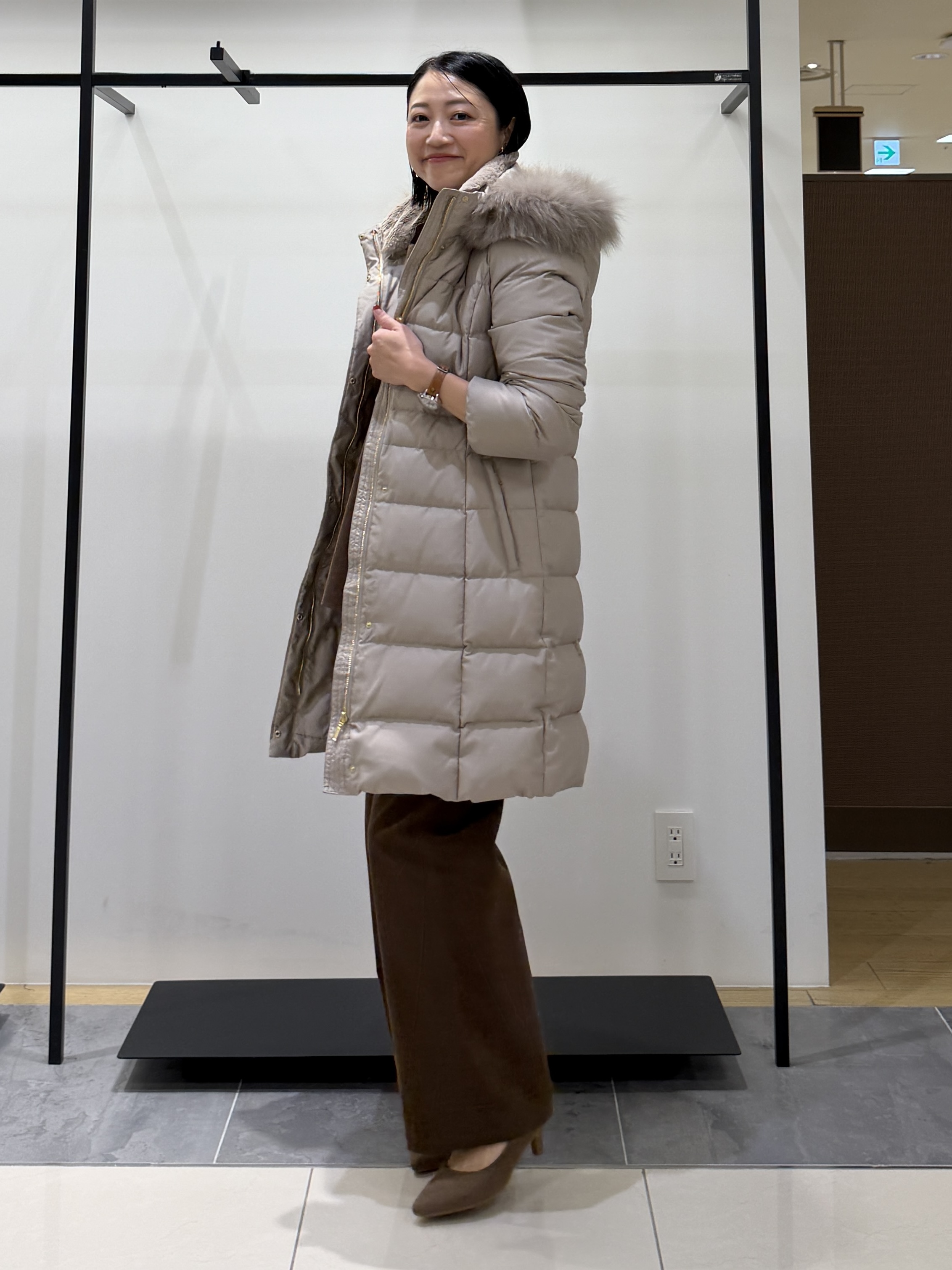 shihoさんの「INDIVI｜【名品／撥水／抗菌防臭】ロング丈リサイクルダウンコート」を使ったコーディネート
