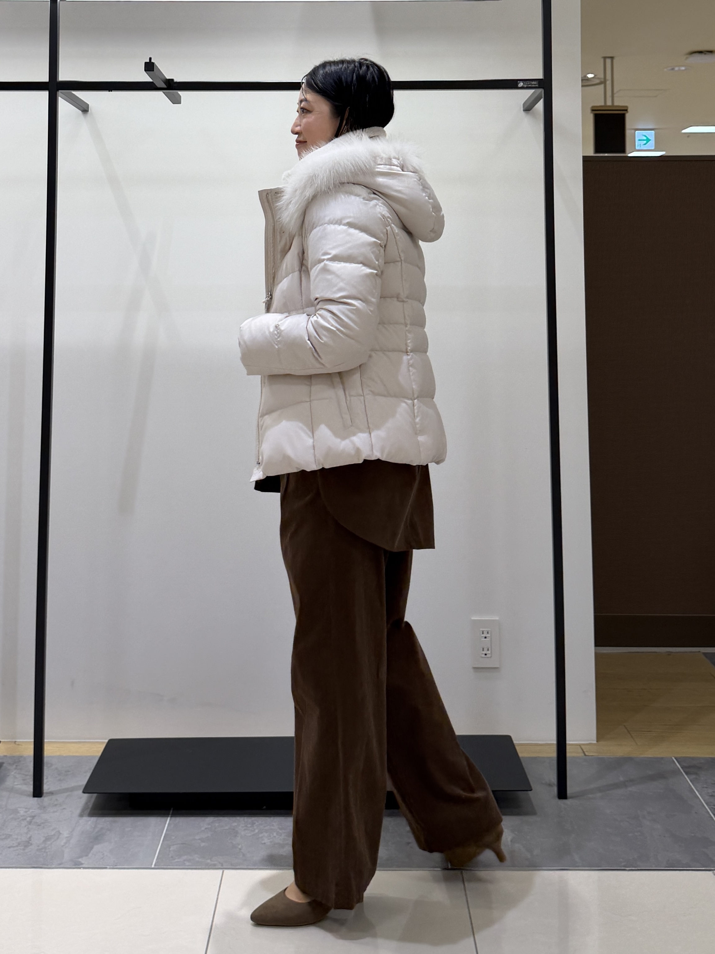 shihoさんの「INDIVI｜【名品／撥水／抗菌防臭】ショート丈リサイクルダウンコート」を使ったコーディネート