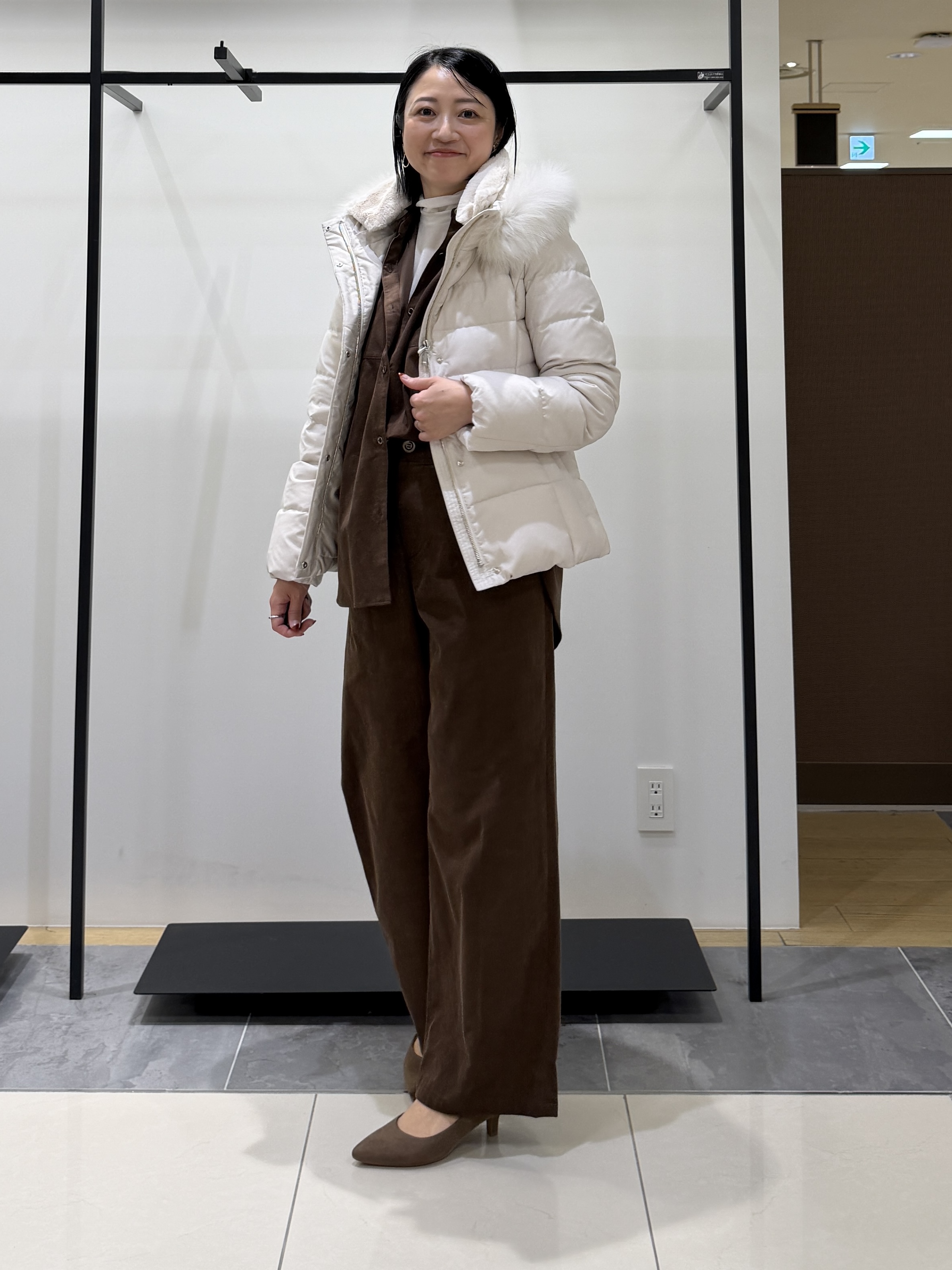shihoさんの「INDIVI｜【名品／撥水／抗菌防臭】ショート丈リサイクルダウンコート」を使ったコーディネート
