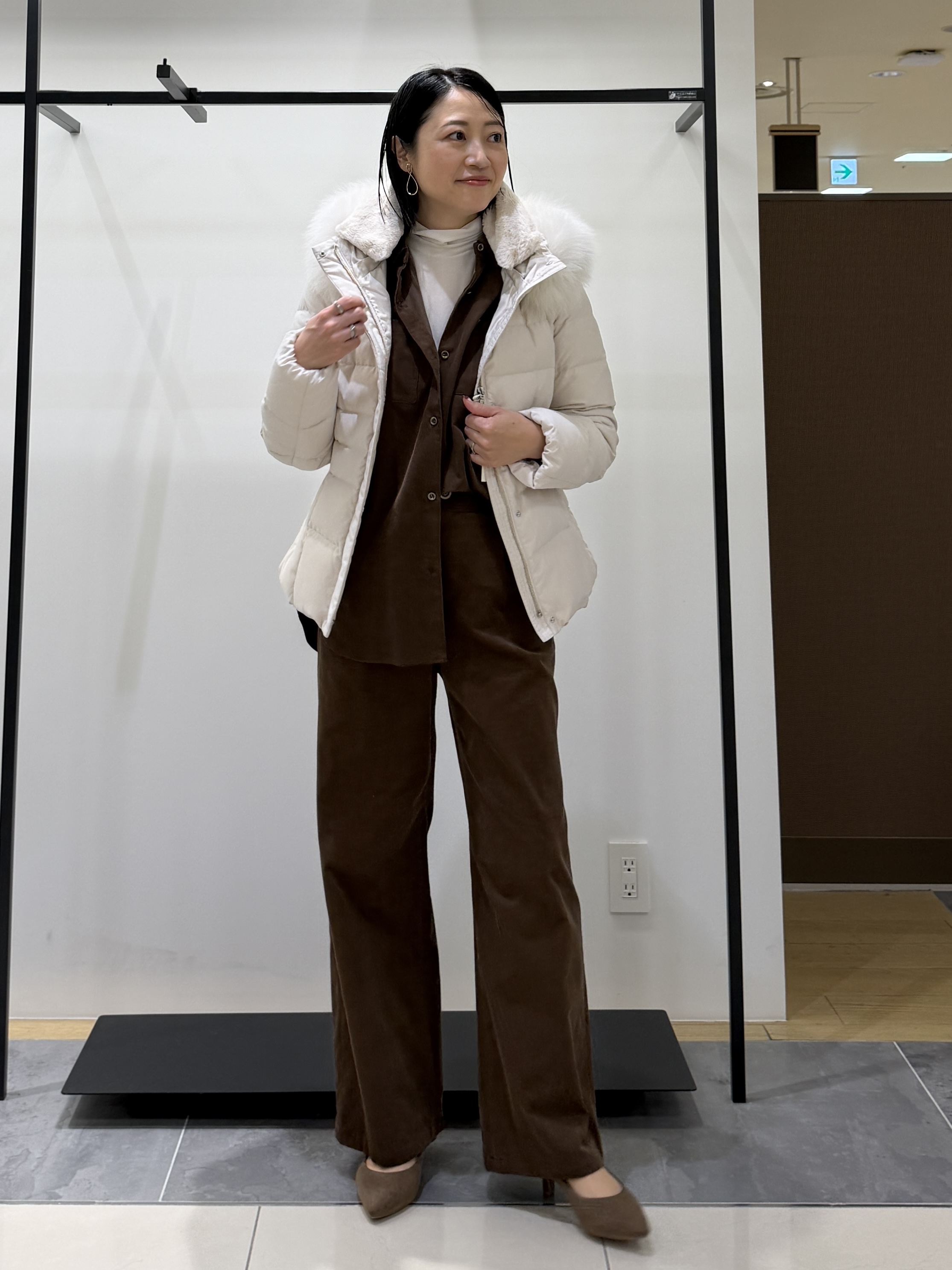 shihoさんの「INDIVI｜【名品／撥水／抗菌防臭】ショート丈リサイクルダウンコート」を使ったコーディネート