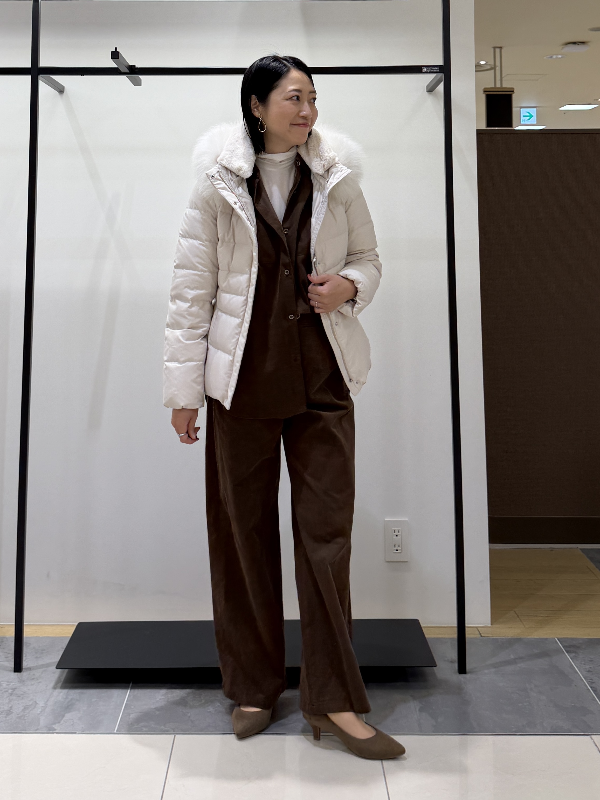 shihoさんの「INDIVI｜【名品／撥水／抗菌防臭】ショート丈リサイクルダウンコート」を使ったコーディネート
