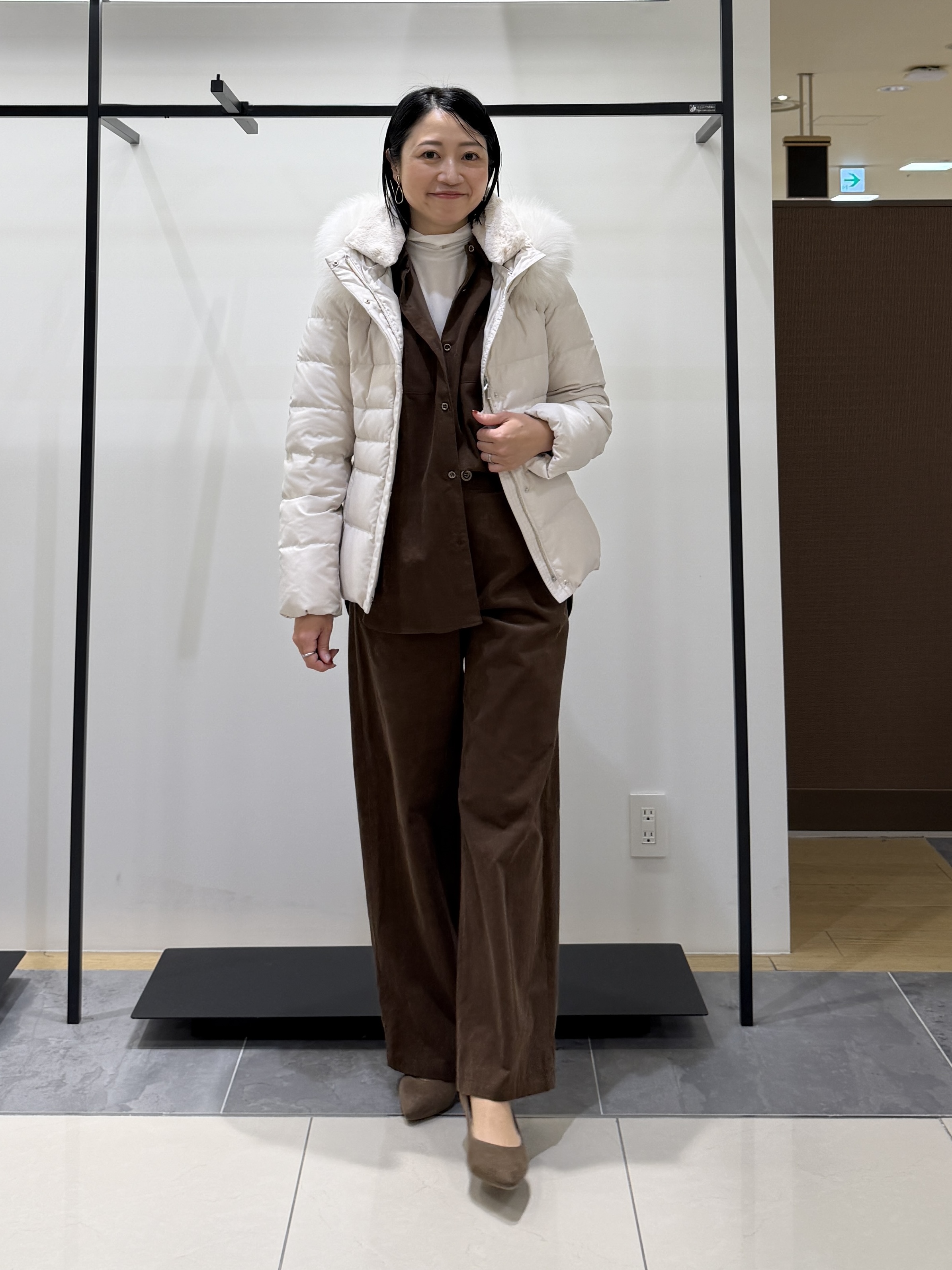 shihoさんの「INDIVI｜【名品／撥水／抗菌防臭】ショート丈リサイクルダウンコート」を使ったコーディネート