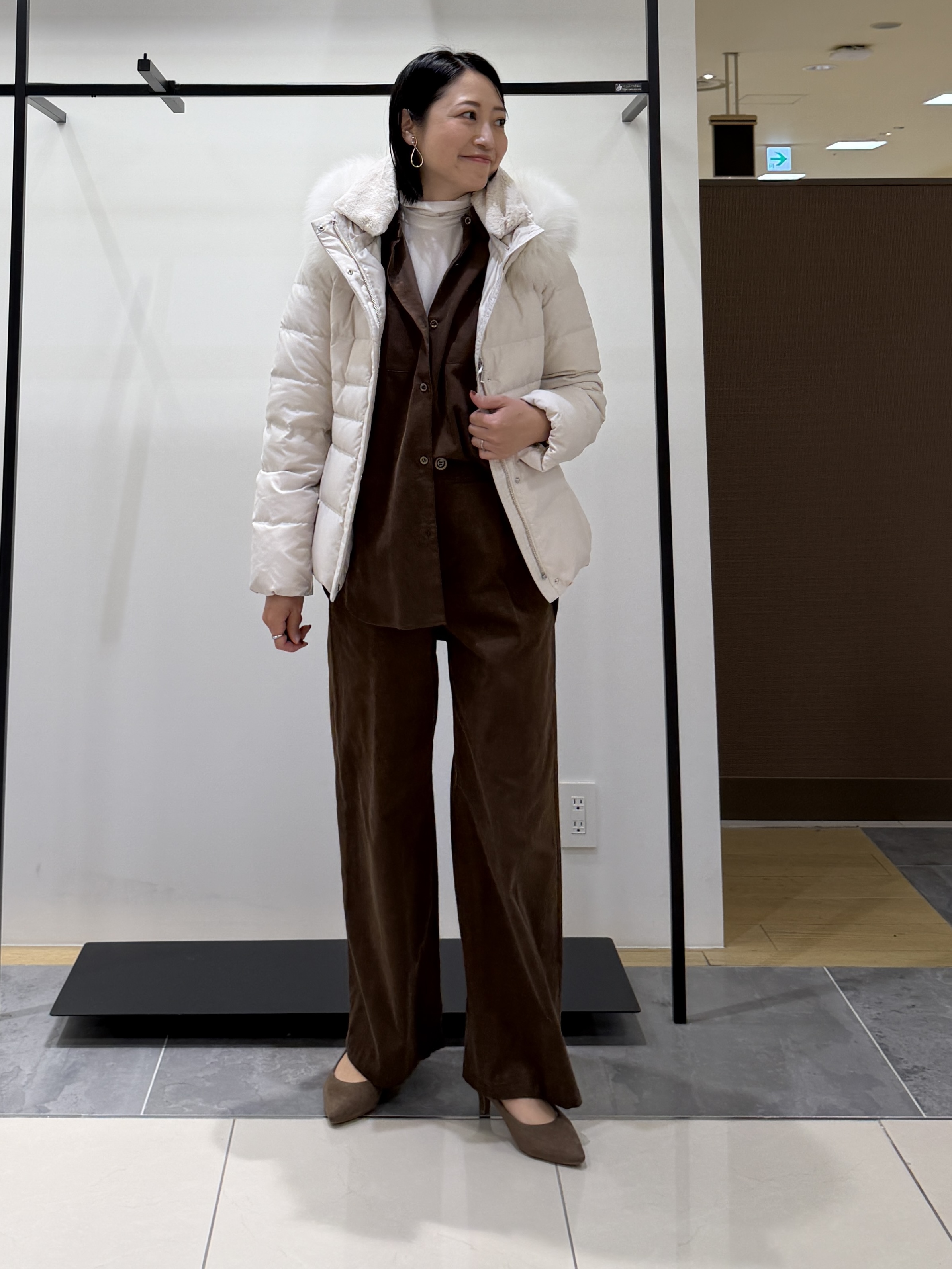 shihoさんの「INDIVI｜【名品／撥水／抗菌防臭】ショート丈リサイクルダウンコート」を使ったコーディネート
