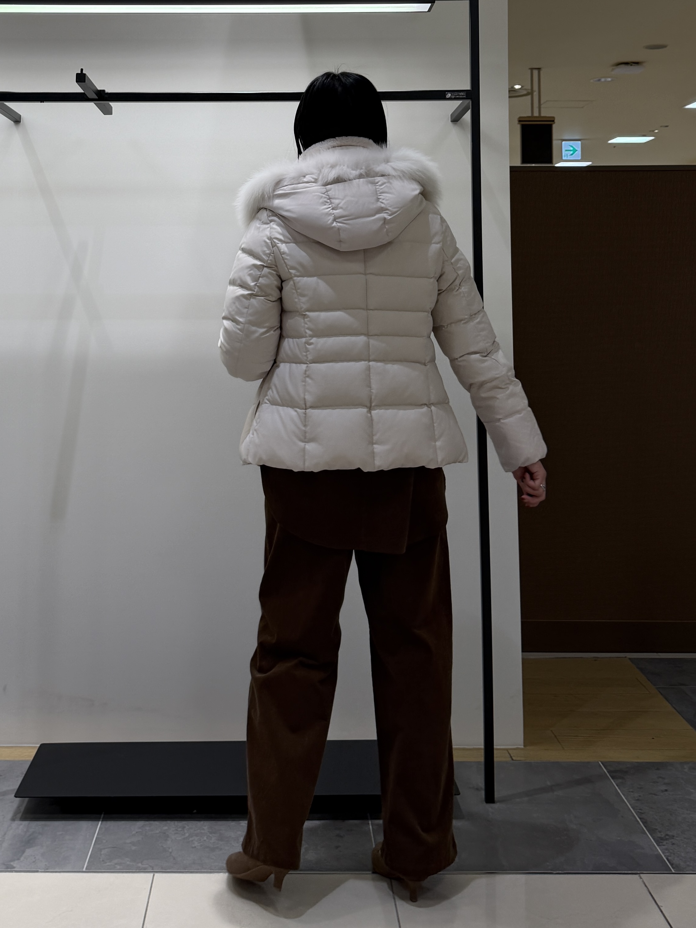 shihoさんの「INDIVI｜【名品／撥水／抗菌防臭】ショート丈リサイクルダウンコート」を使ったコーディネート