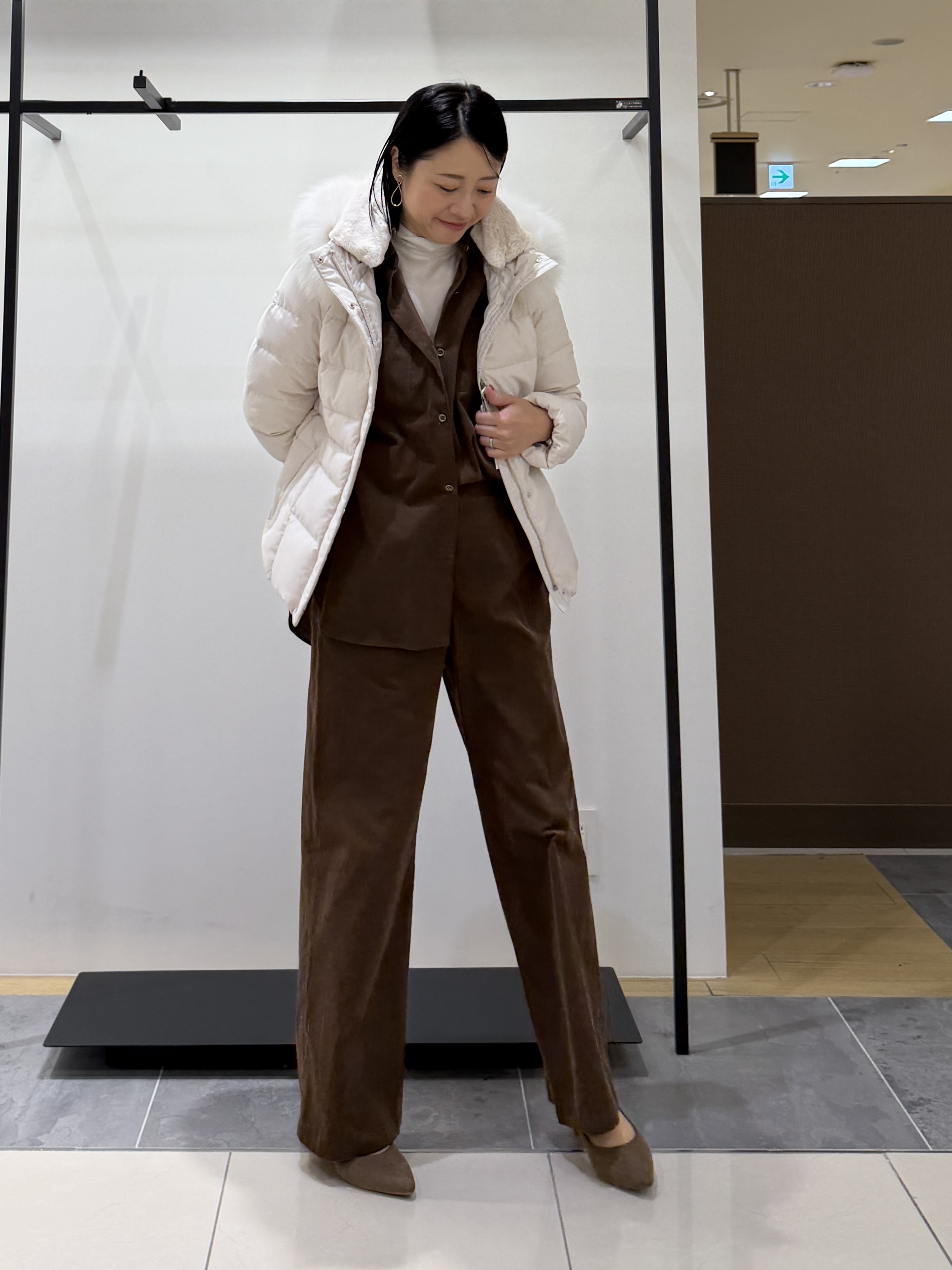 shihoさんの「INDIVI｜【名品／撥水／抗菌防臭】ショート丈リサイクルダウンコート」を使ったコーディネート