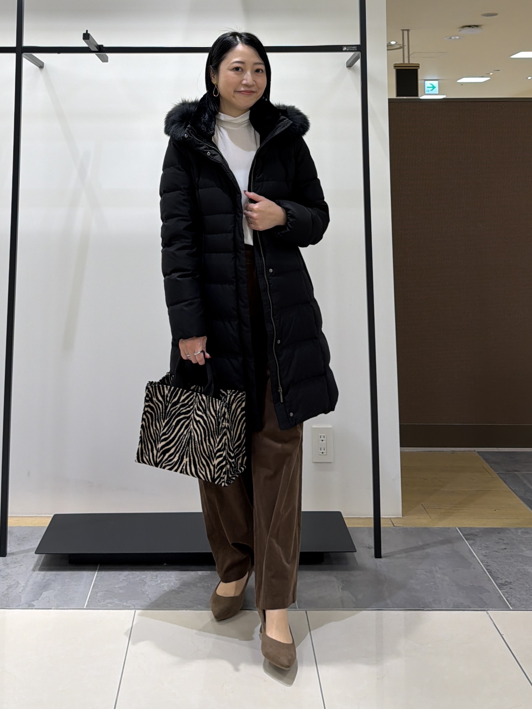shihoさんの「INDIVI｜【名品／撥水／抗菌防臭】ロング丈リサイクルダウンコート」を使ったコーディネート