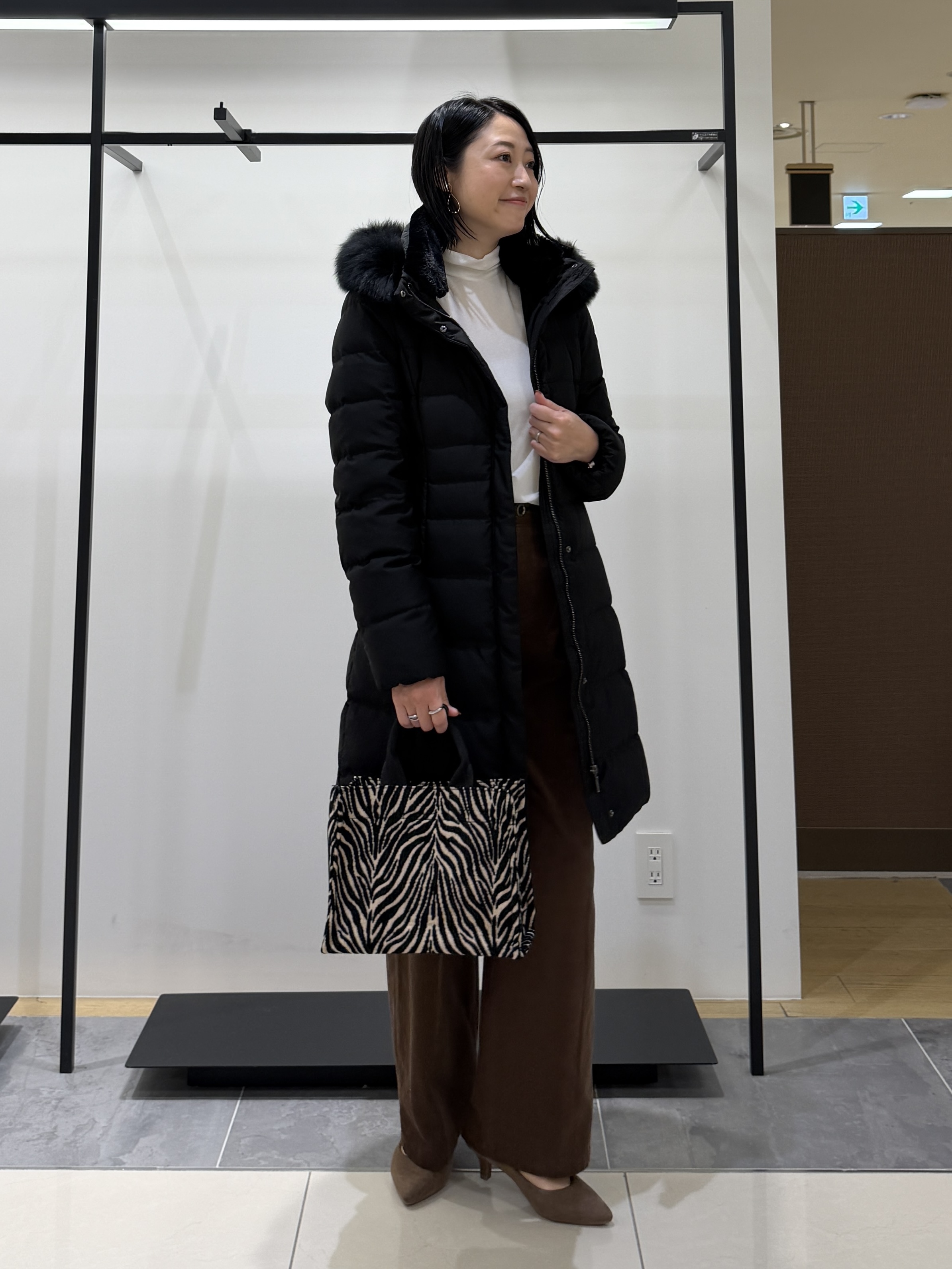 shihoさんの「INDIVI｜【名品／撥水／抗菌防臭】ロング丈リサイクルダウンコート」を使ったコーディネート