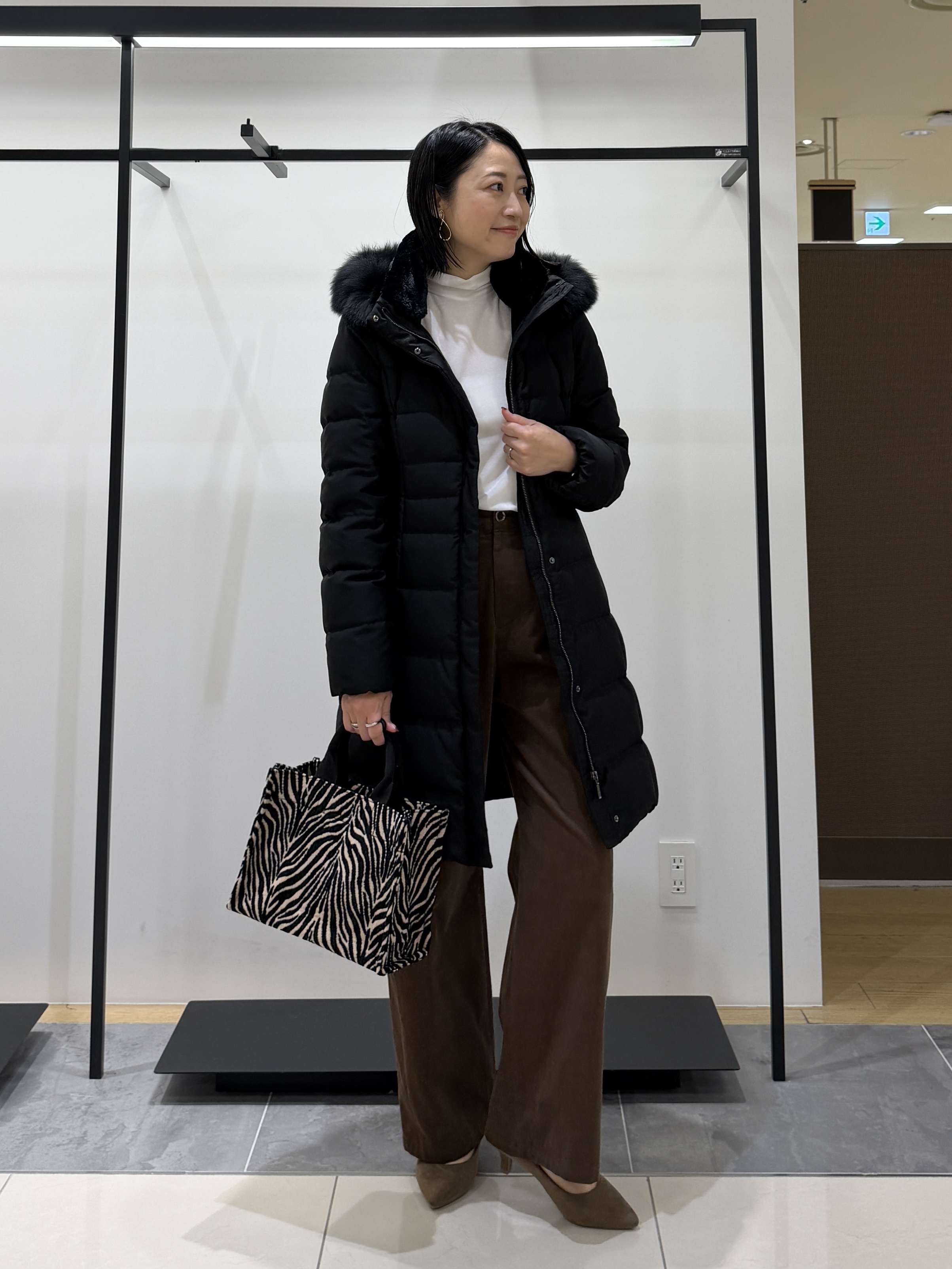 shihoさんの「INDIVI｜【名品／撥水／抗菌防臭】ロング丈リサイクルダウンコート」を使ったコーディネート