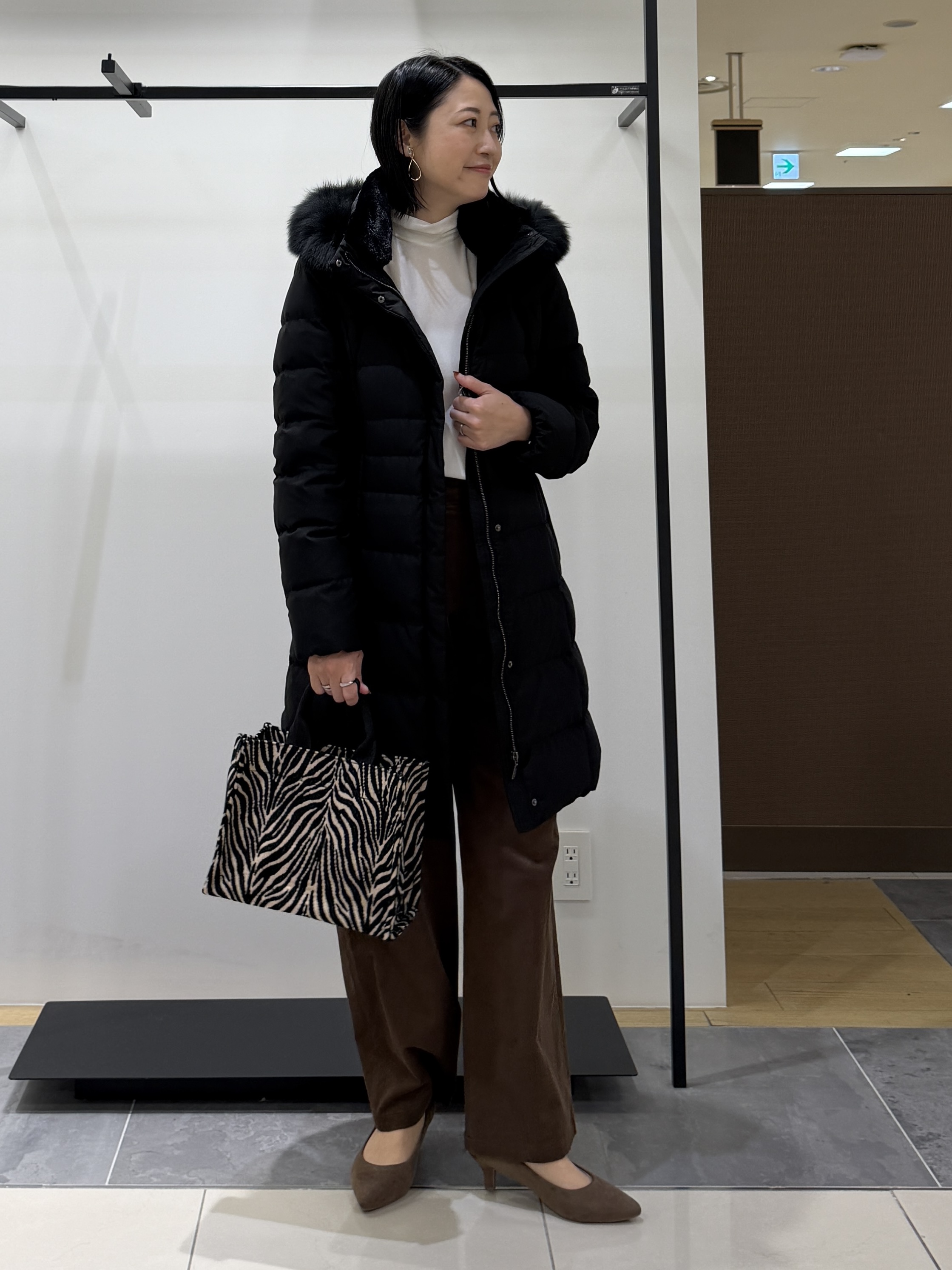 shihoさんの「INDIVI｜【名品／撥水／抗菌防臭】ロング丈リサイクルダウンコート」を使ったコーディネート