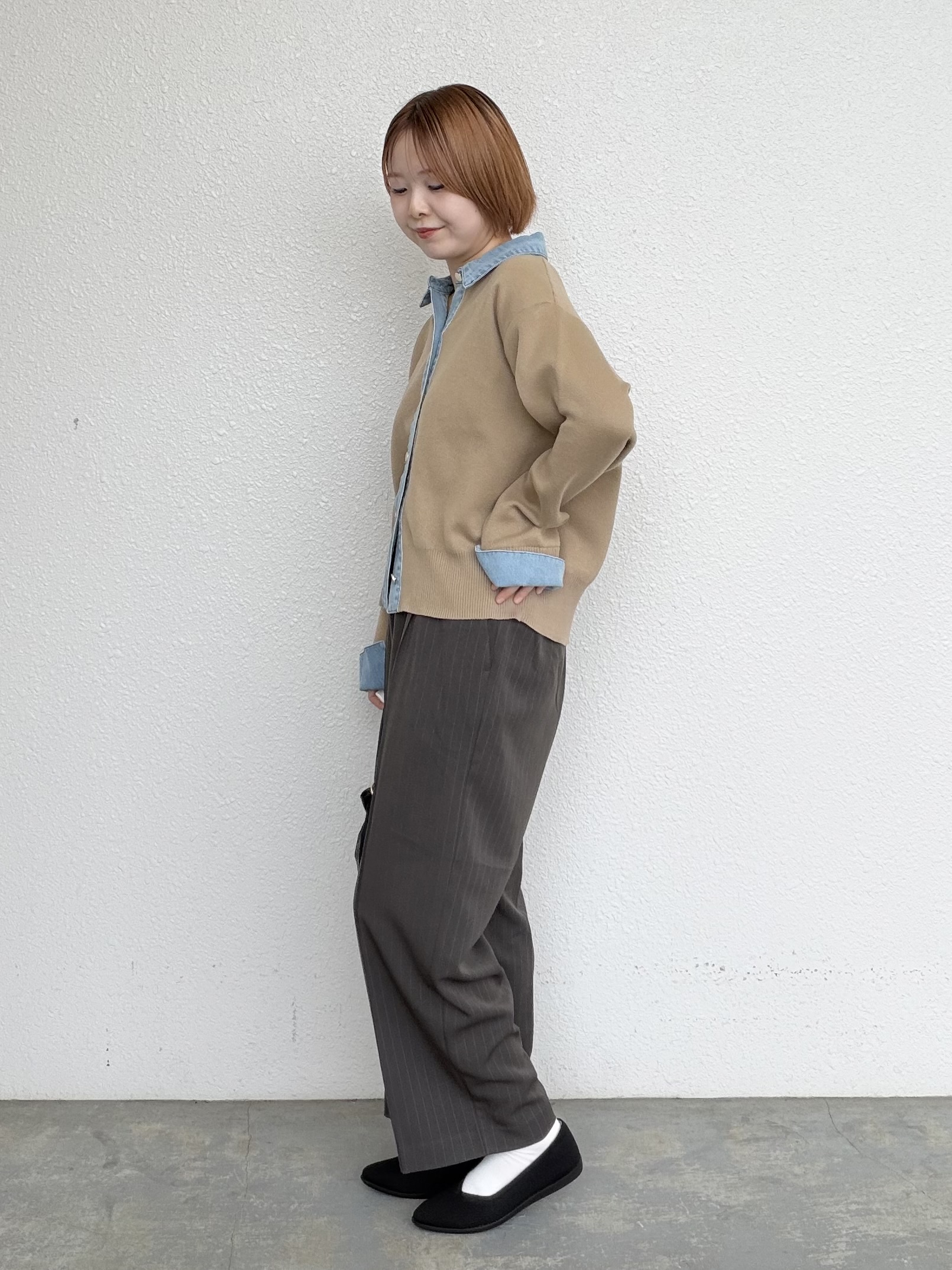 ひらしーさんの「SHOO･LA･RUE｜【S-LL/洗濯機可】デニム／チェック切替でこなれ見え 金ボタンニットカーディガン」を使ったコーディネート
