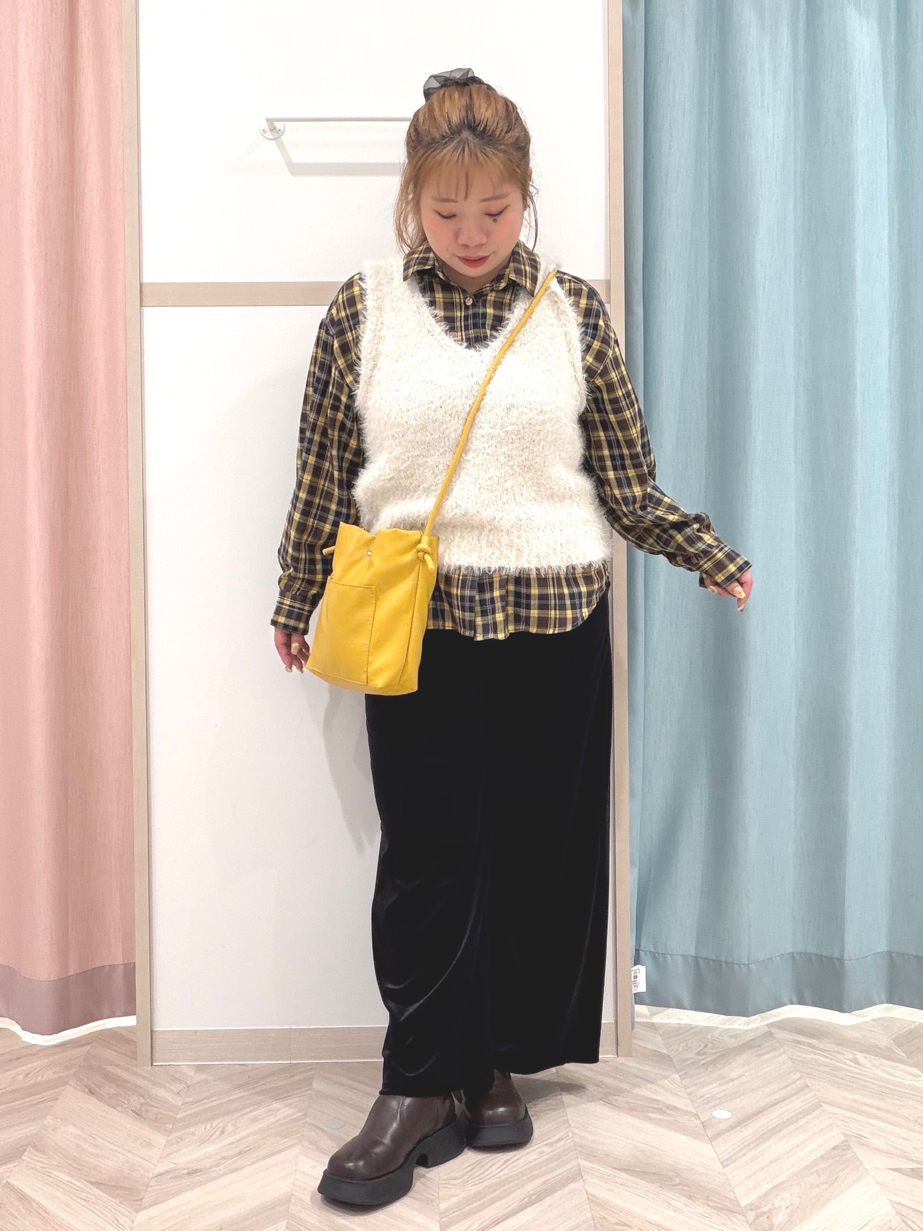 まちゃんなちゃんさんの「SHOO･LA･RUE｜【洗濯機可】重ねるだけで華やかに。ポンポンシャギーベスト」を使ったコーディネート