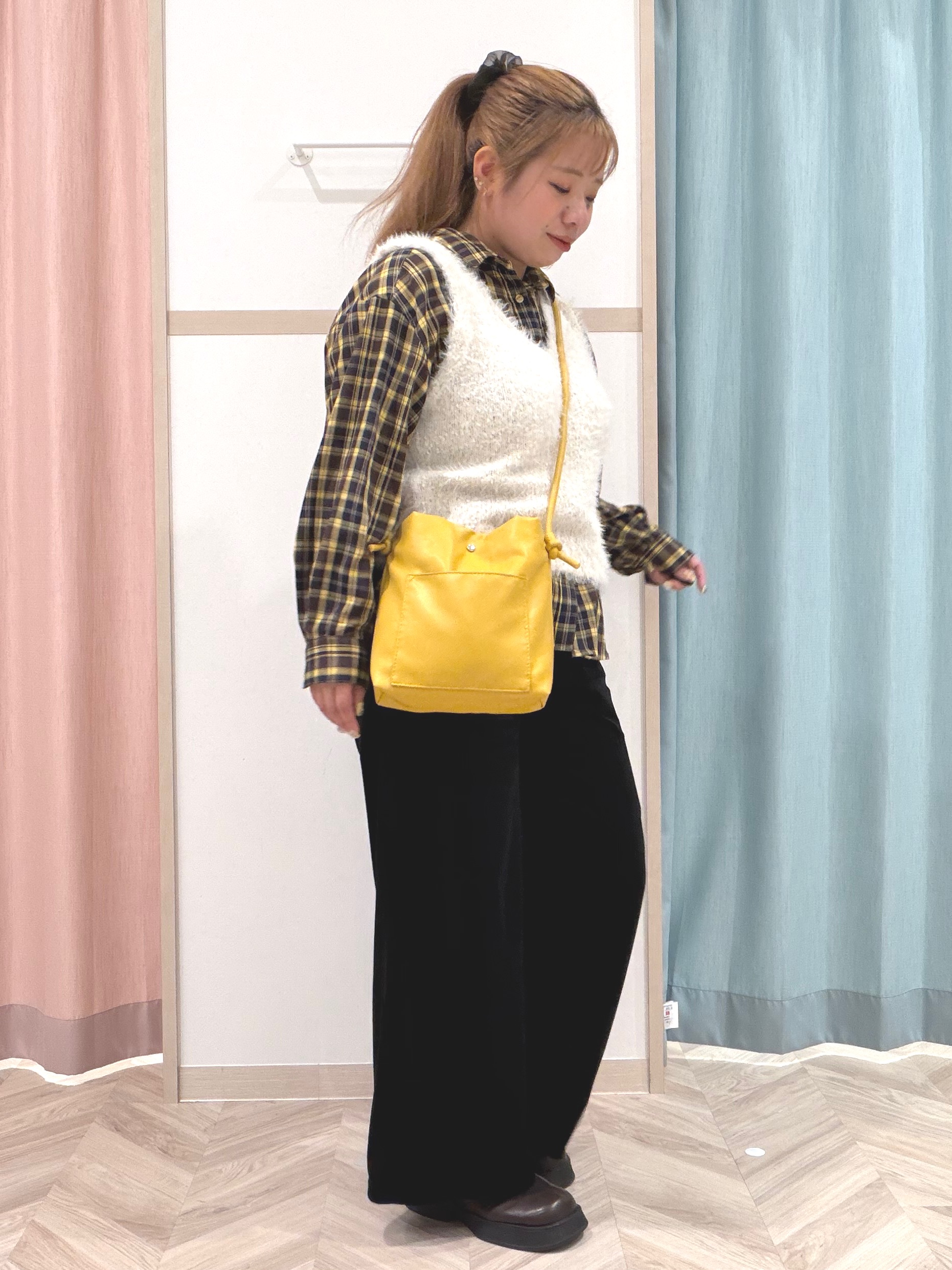 まちゃんなちゃんさんの「SHOO･LA･RUE｜【洗濯機可】重ねるだけで華やかに。ポンポンシャギーベスト」を使ったコーディネート