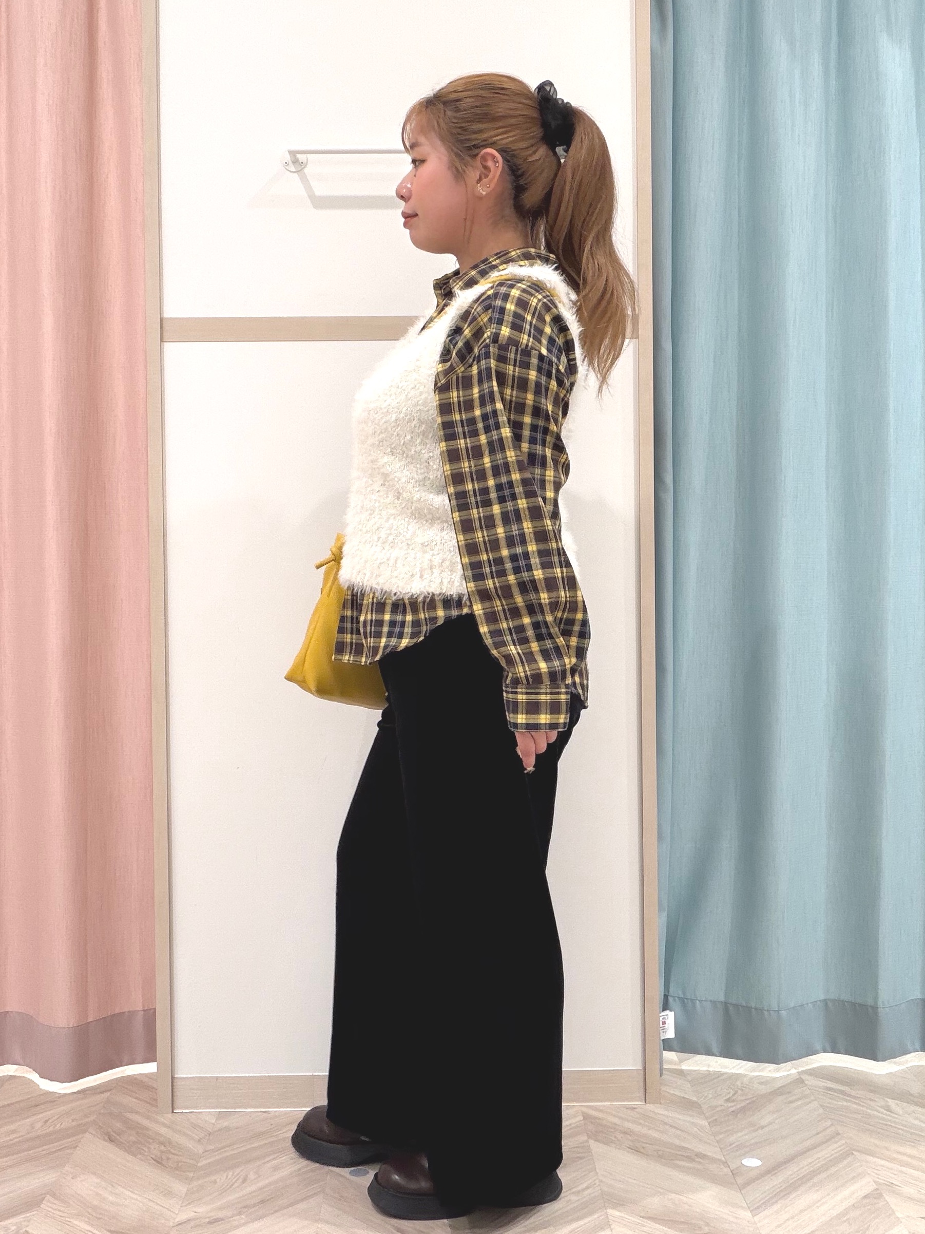 まちゃんなちゃんさんの「SHOO･LA･RUE｜【洗濯機可】重ねるだけで華やかに。ポンポンシャギーベスト」を使ったコーディネート