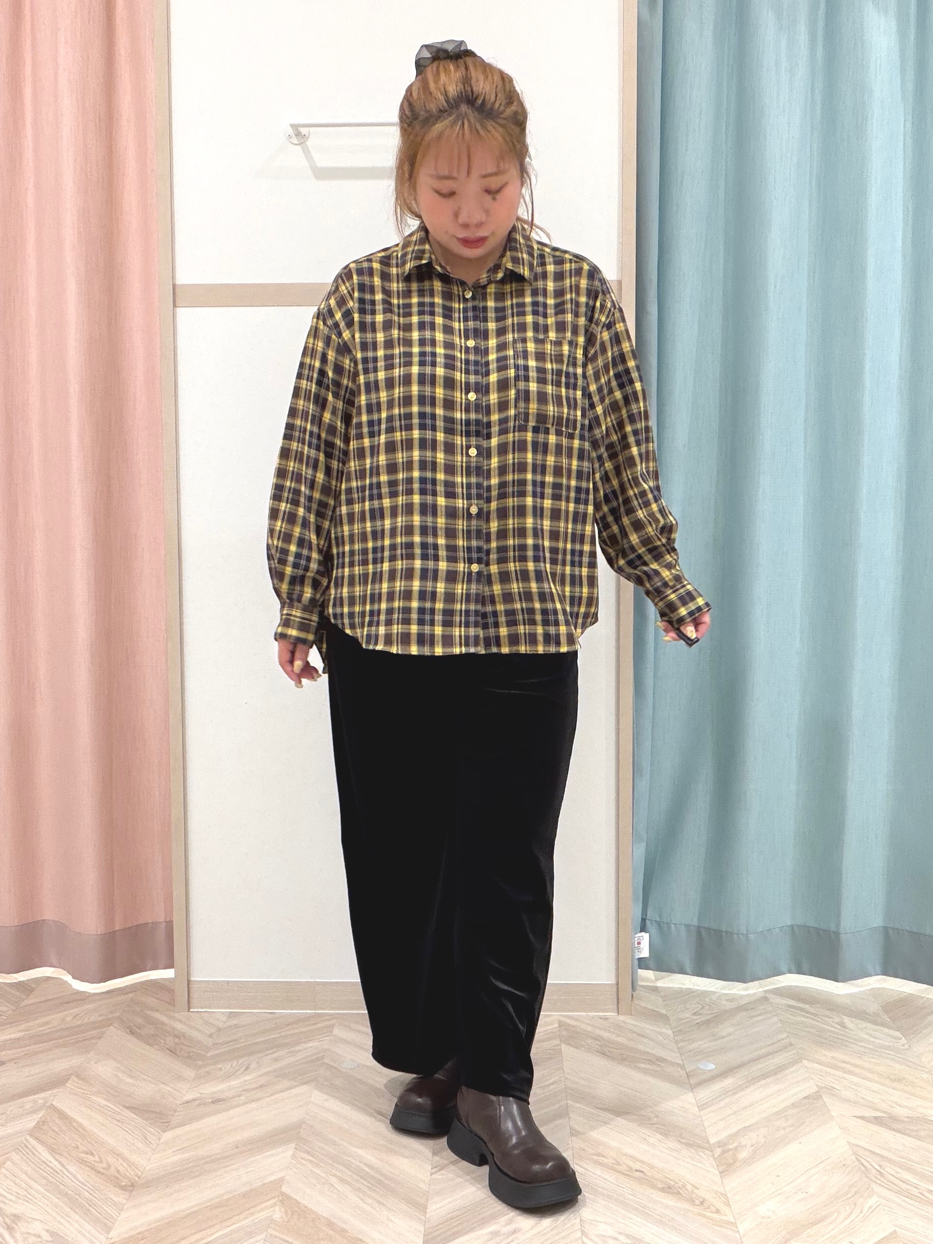 まちゃんなちゃんさんの「SHOO･LA･RUE｜【洗濯機可】重ねるだけで華やかに。ポンポンシャギーベスト」を使ったコーディネート
