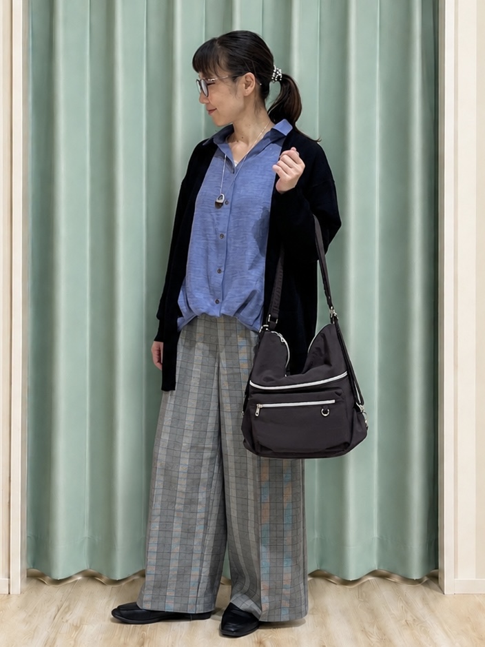まつみさんの「SHOO･LA･RUE｜【洗濯後しわになりにくい/インしてる風】1枚で着映える裾タックシャツ」を使ったコーディネート
