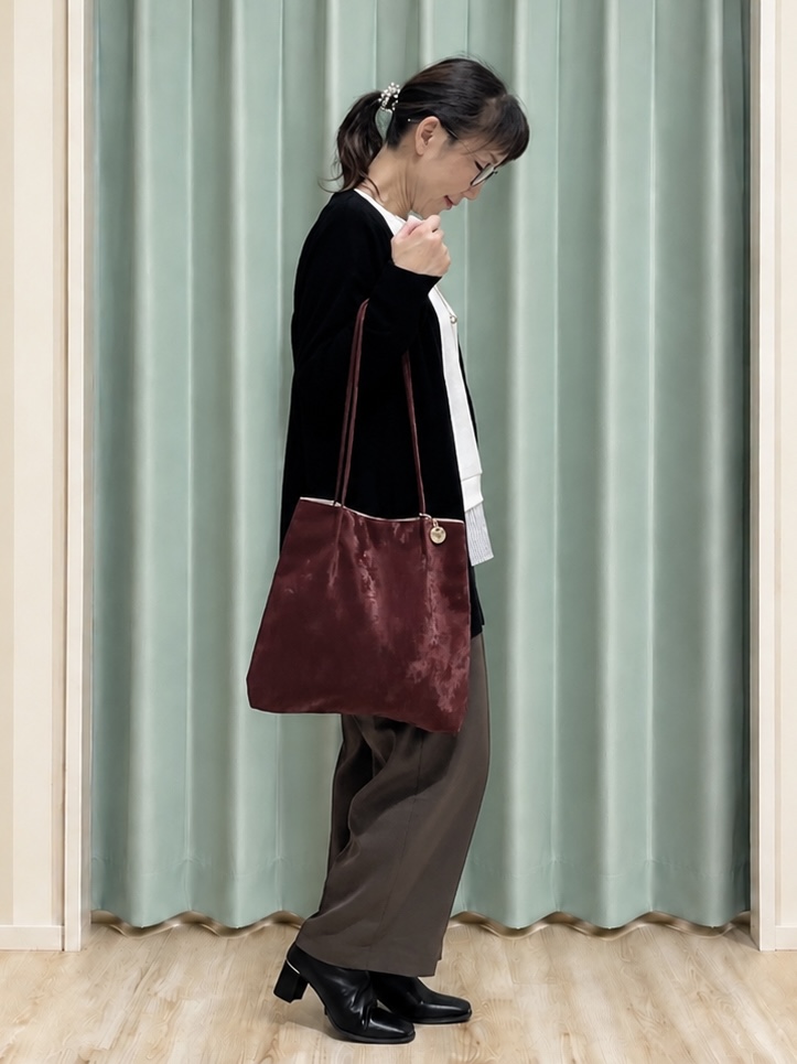 まつみさんの「SHOO･LA･RUE｜【体型カバー/洗濯機可/ポケット付き】ゆるシルエット もちもち ボタンレスカーディガン」を使ったコーディネート