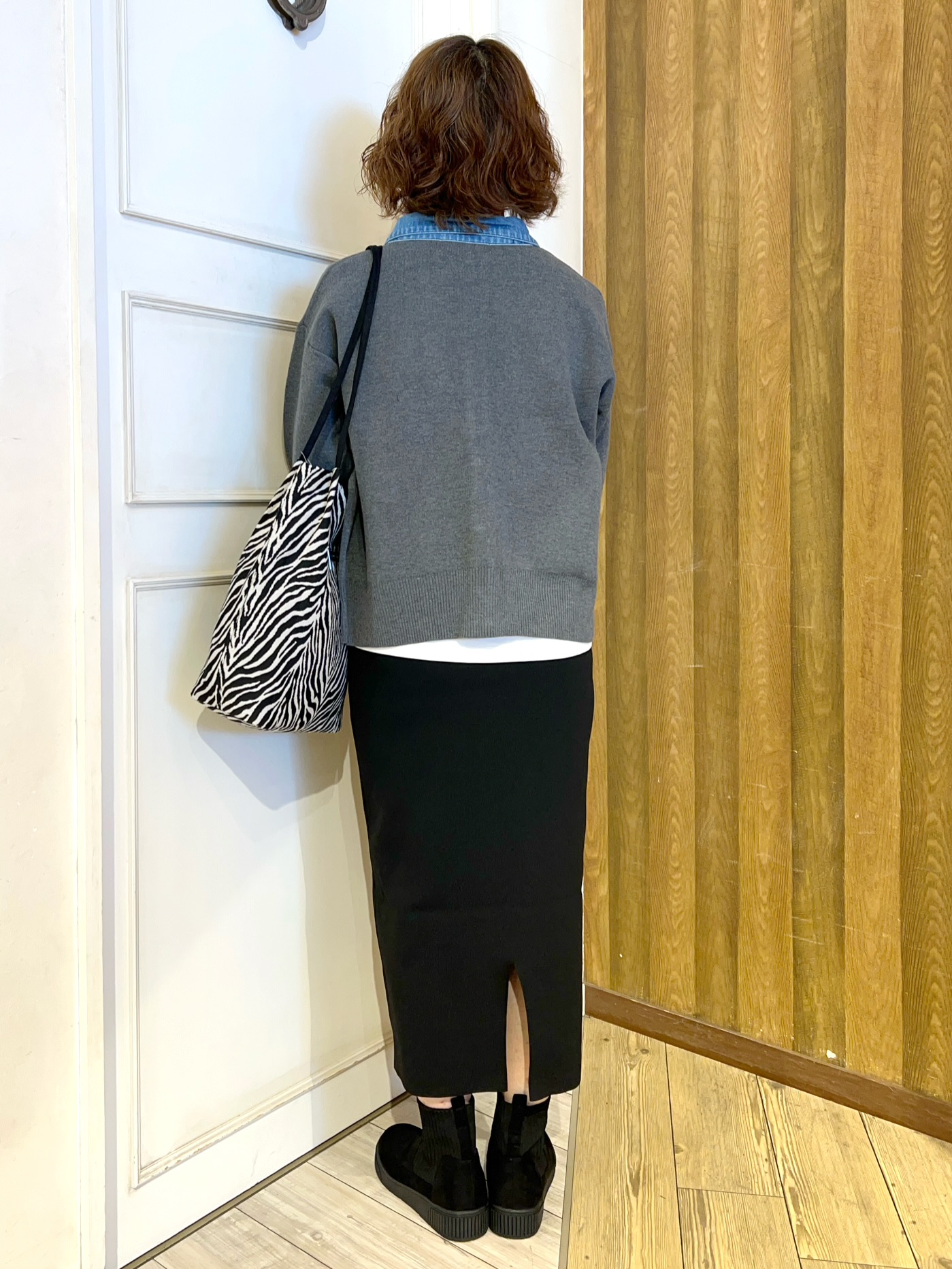 yuriyuriさんの「SHOO･LA･RUE｜【S-LL/洗濯機可】デニム／チェック切替でこなれ見え 金ボタンニットカーディガン」を使ったコーディネート