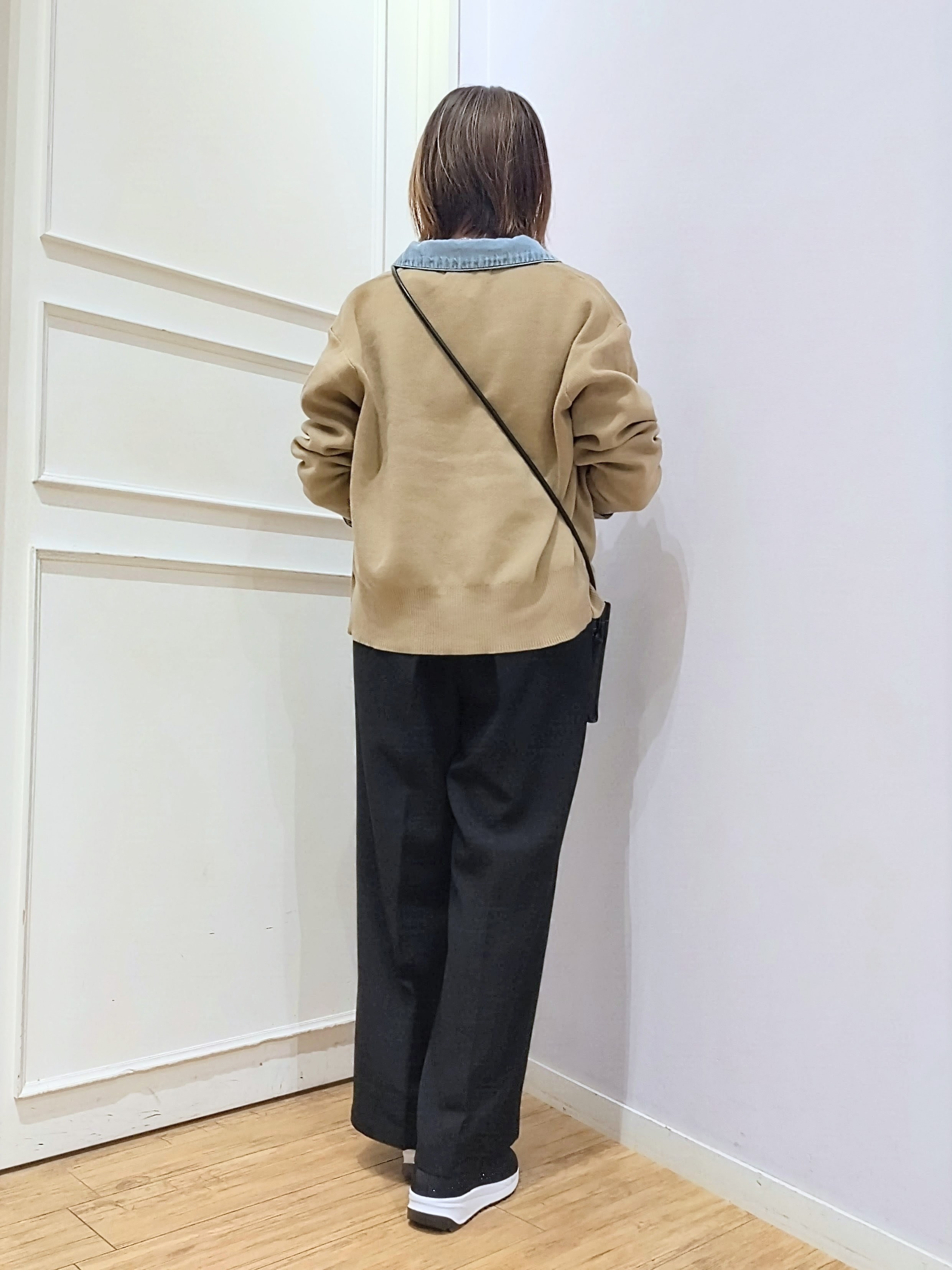miomioさんの「SHOO･LA･RUE｜【S-LL/洗濯機可】デニム／チェック切替でこなれ見え 金ボタンニットカーディガン」を使ったコーディネート