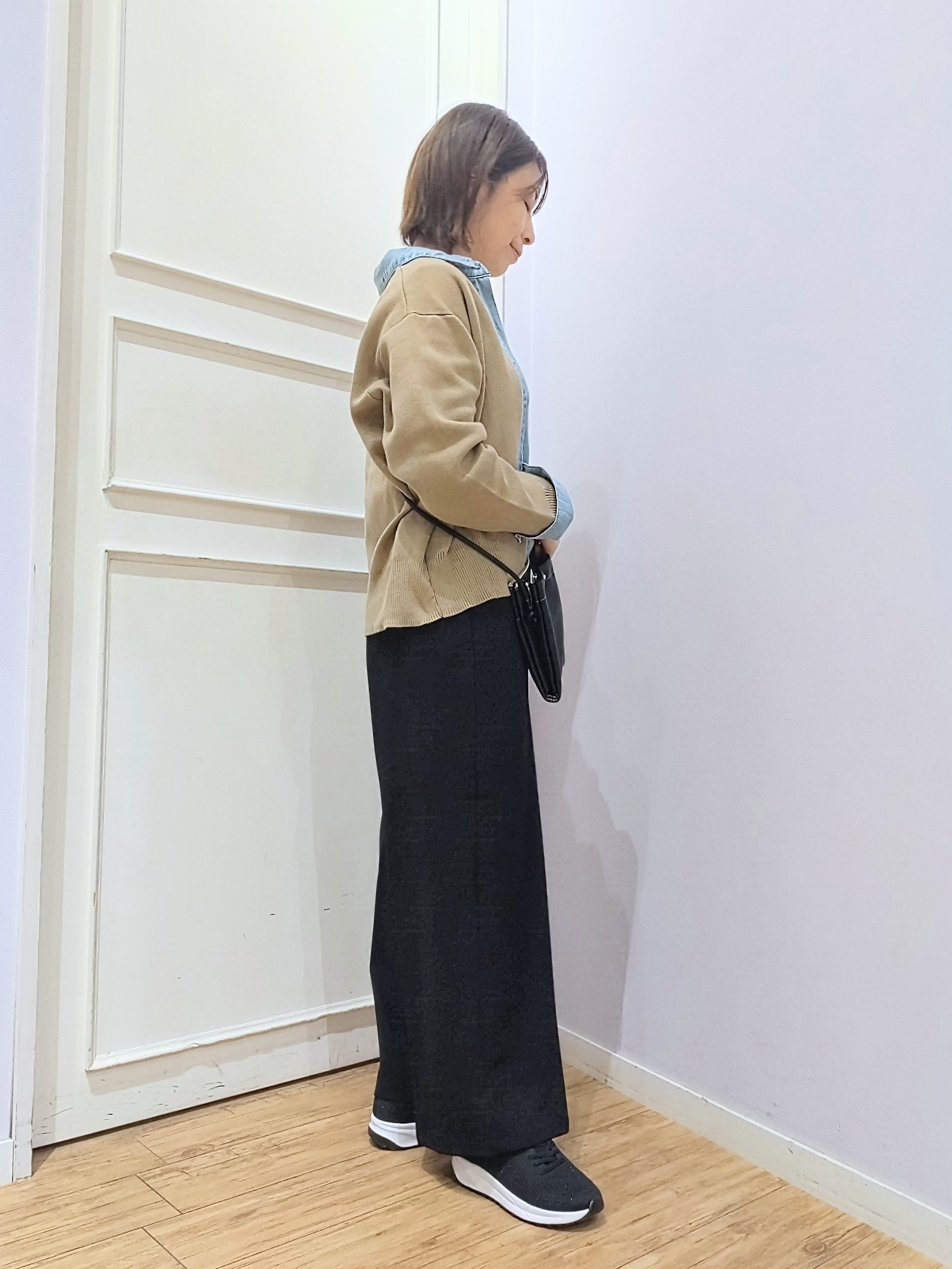 miomioさんの「SHOO･LA･RUE｜【S-LL/洗濯機可】デニム／チェック切替でこなれ見え 金ボタンニットカーディガン」を使ったコーディネート