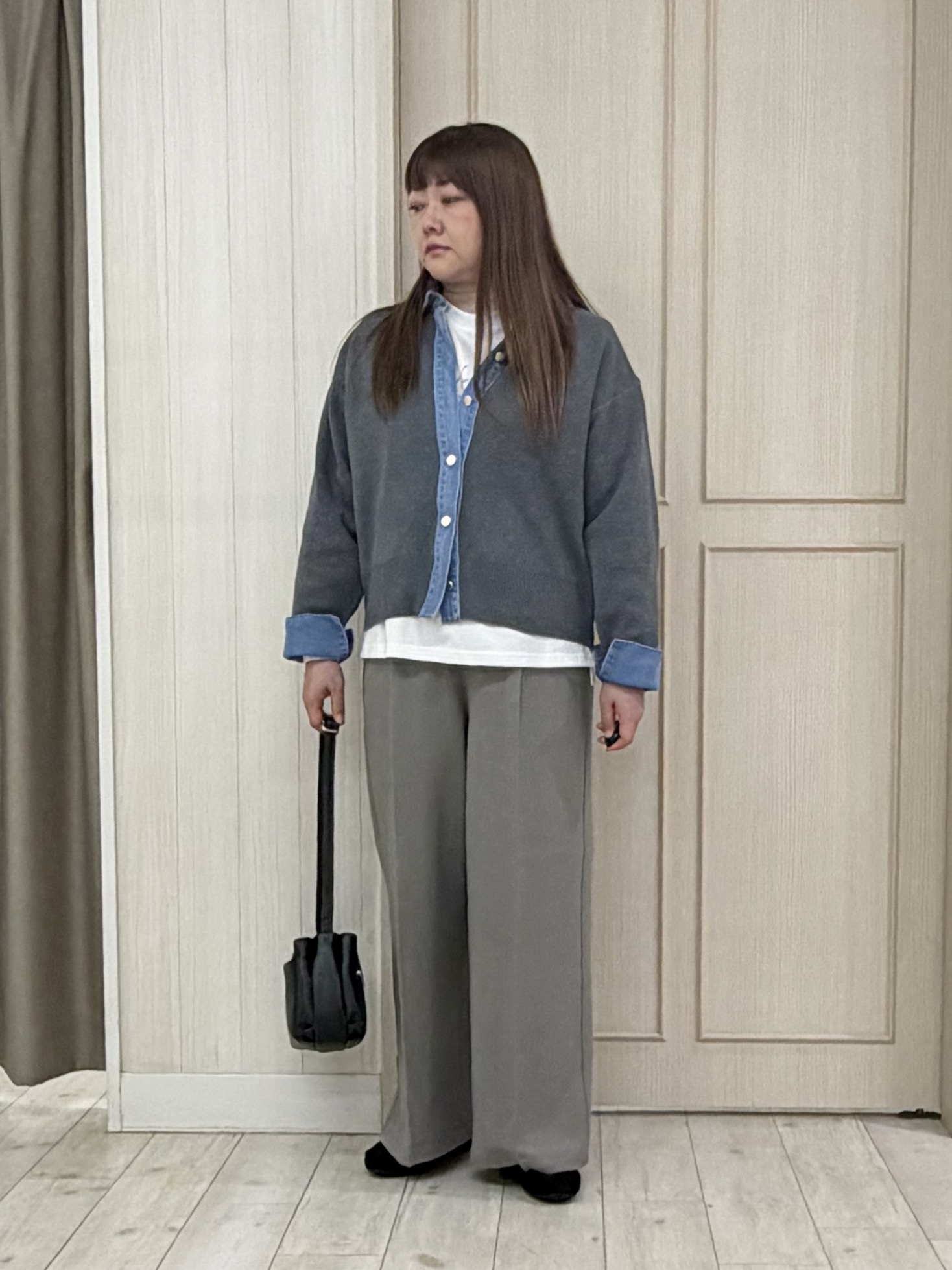 akiさんの「SHOO･LA･RUE｜【S-LL/洗濯機可】デニム／チェック切替でこなれ見え 金ボタンニットカーディガン」を使ったコーディネート