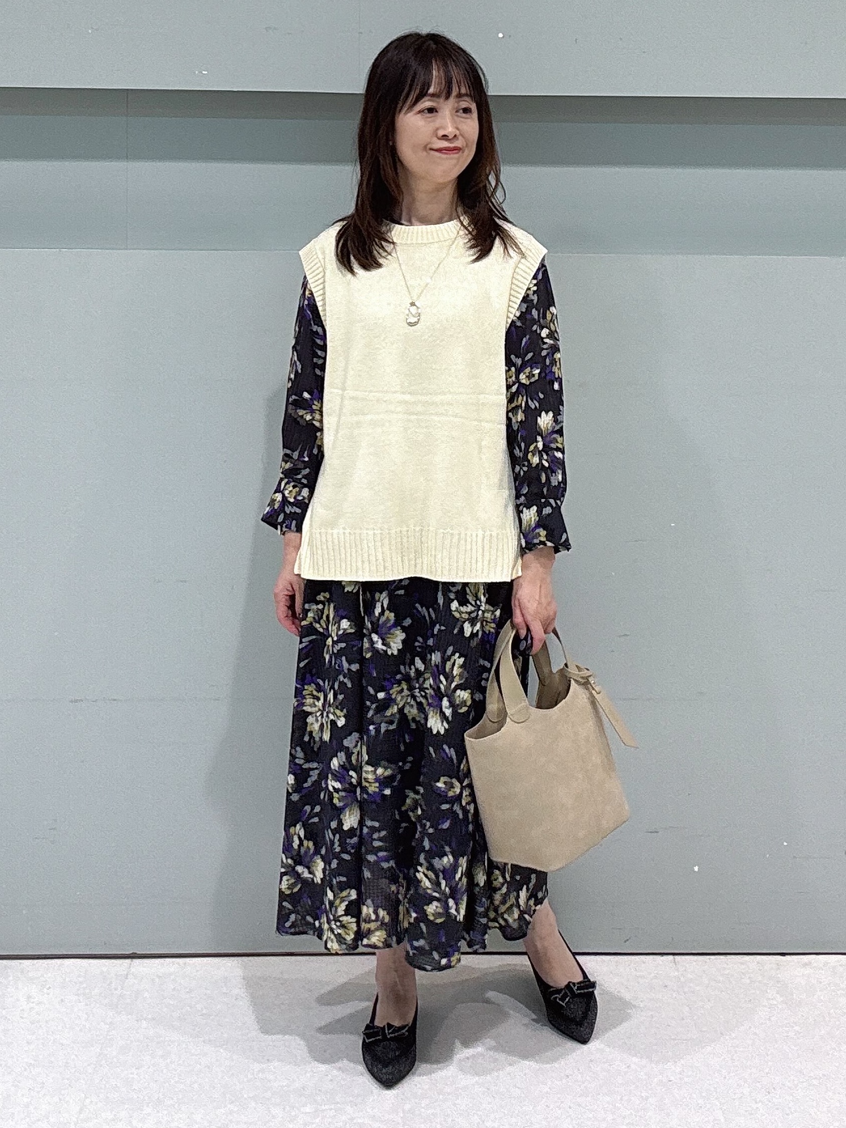 makiさんの「UNTITLED｜【秋映え/花柄】フラワープリントワンピース」を使ったコーディネート