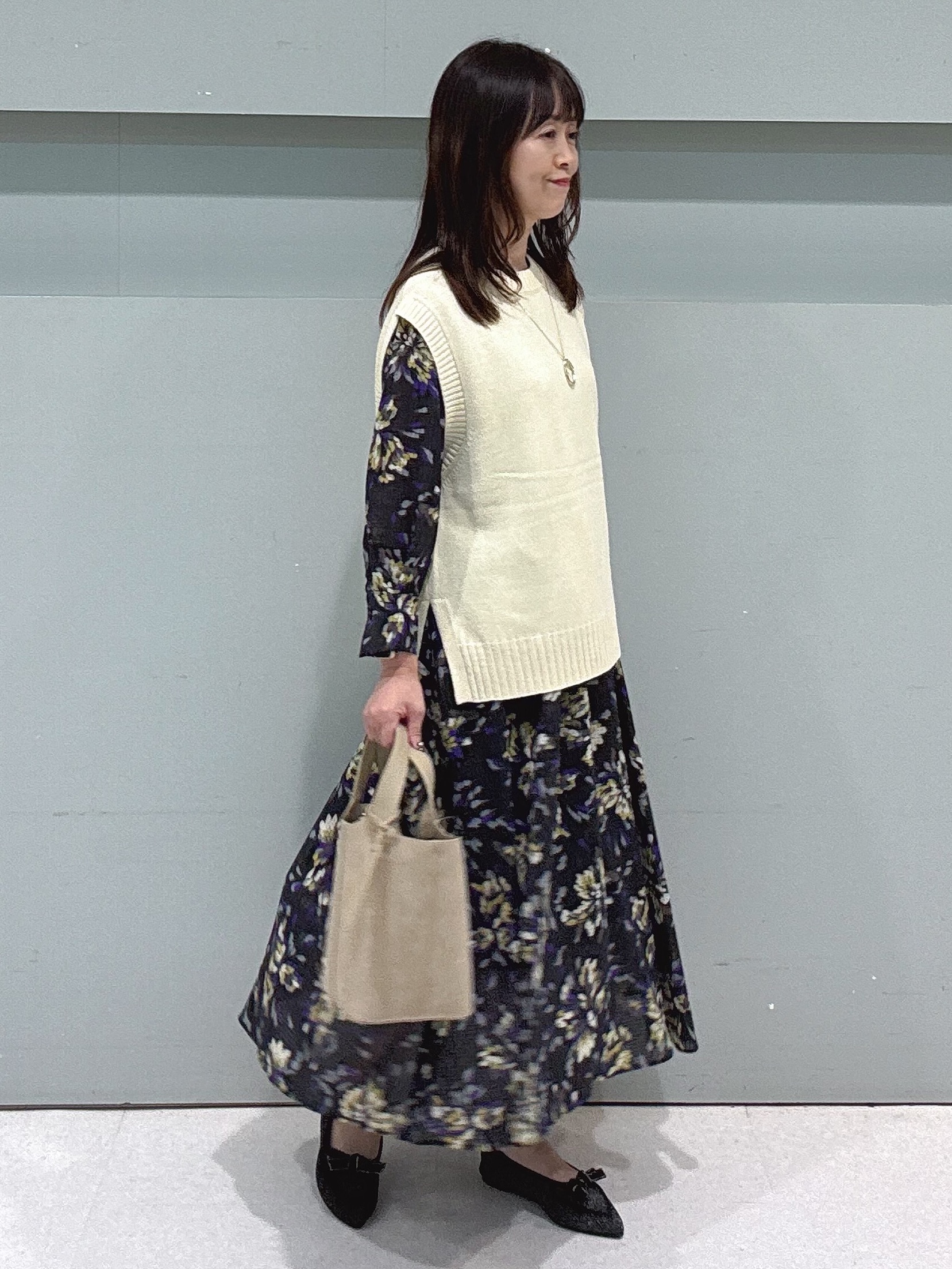 makiさんの「UNTITLED｜【秋映え/花柄】フラワープリントワンピース」を使ったコーディネート