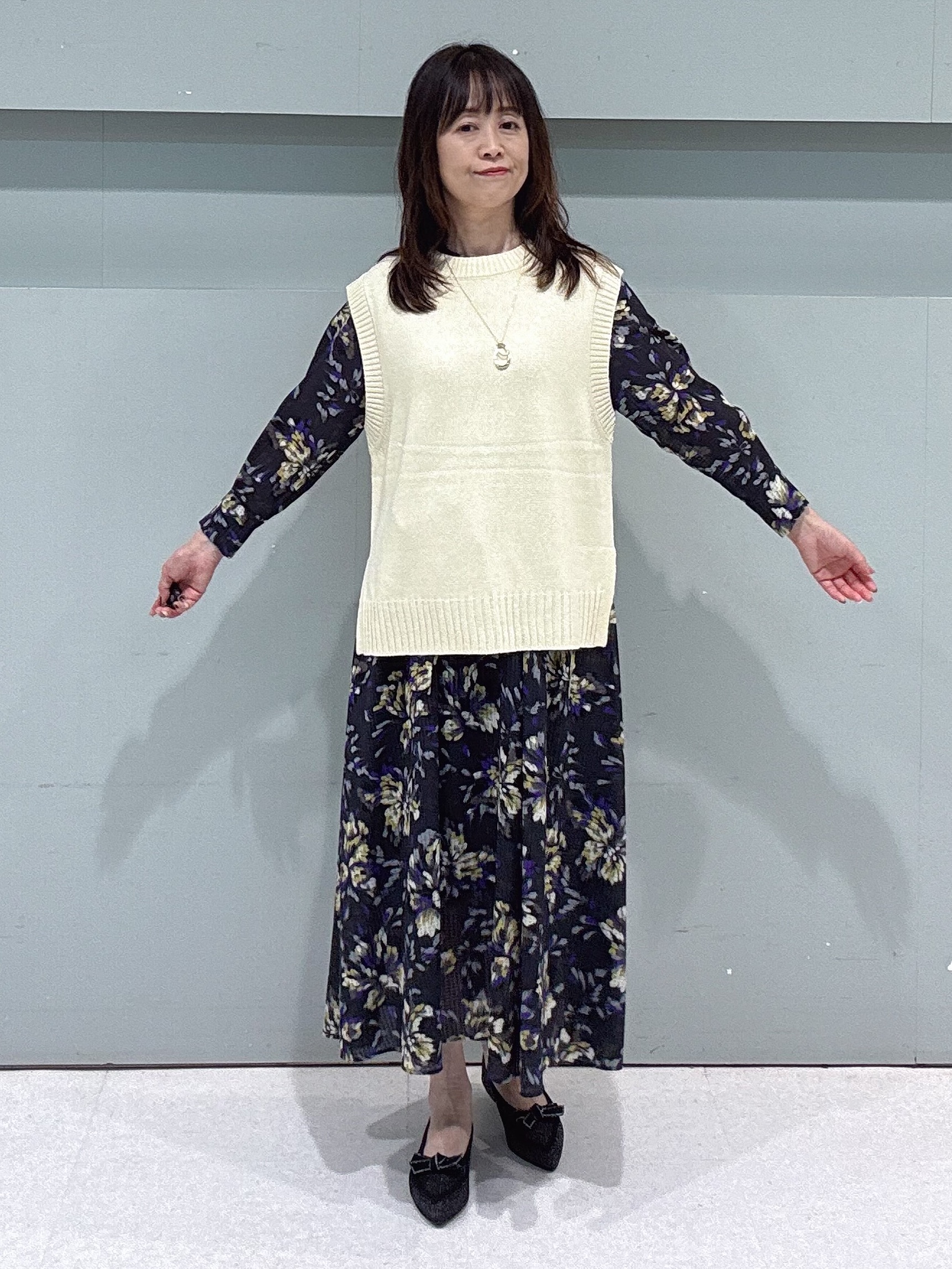makiさんの「UNTITLED｜【秋映え/花柄】フラワープリントワンピース」を使ったコーディネート