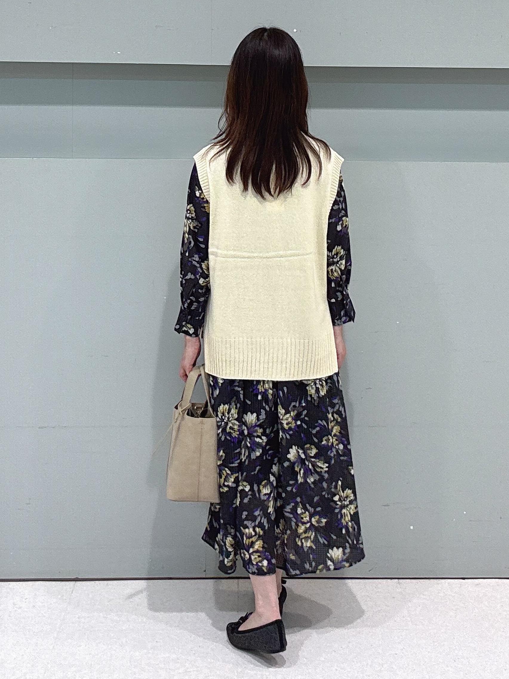 makiさんの「UNTITLED｜【秋映え/花柄】フラワープリントワンピース」を使ったコーディネート