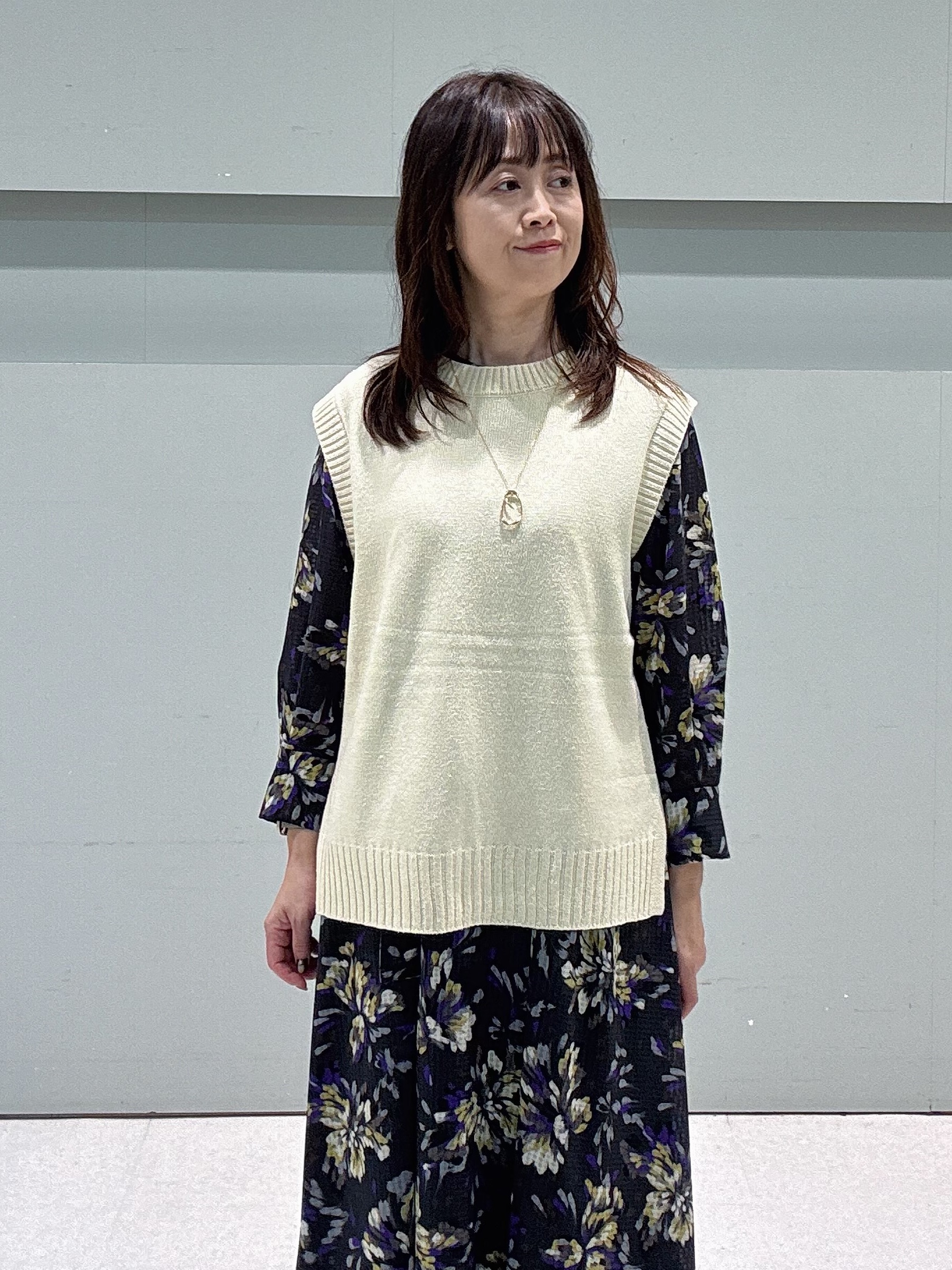 makiさんの「UNTITLED｜【秋映え/花柄】フラワープリントワンピース」を使ったコーディネート