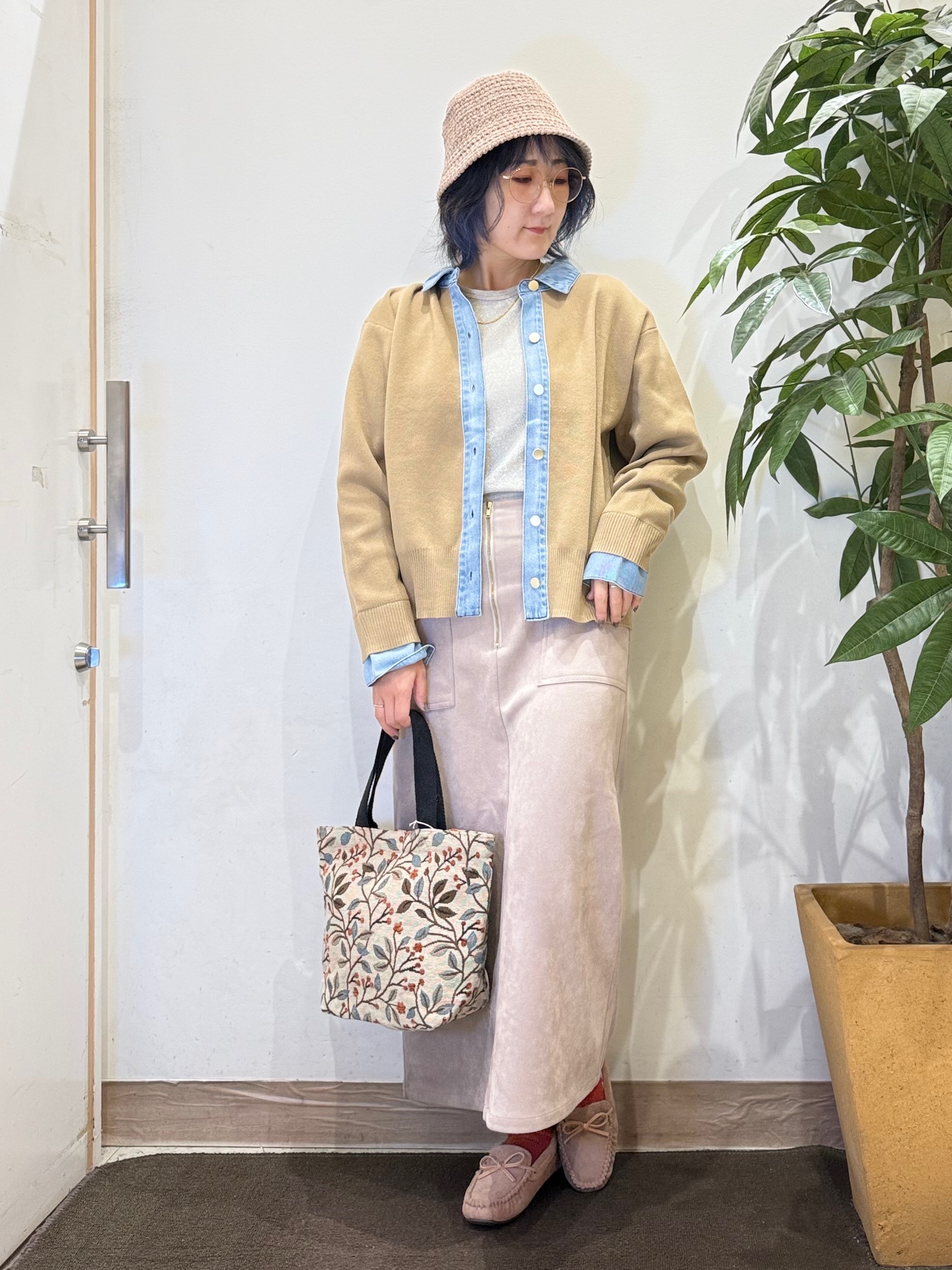 misakiさんの「SHOO･LA･RUE｜【S-LL/洗濯機可】デニム／チェック切替でこなれ見え 金ボタンニットカーディガン」を使ったコーディネート