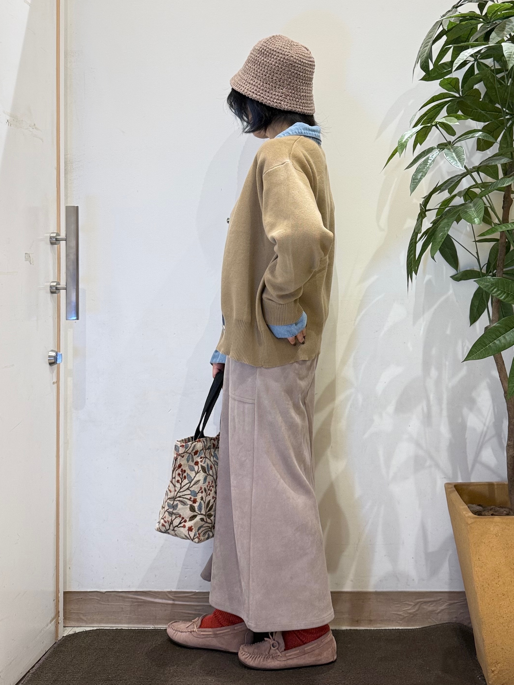 misakiさんの「SHOO･LA･RUE｜【S-LL/洗濯機可】デニム／チェック切替でこなれ見え 金ボタンニットカーディガン」を使ったコーディネート