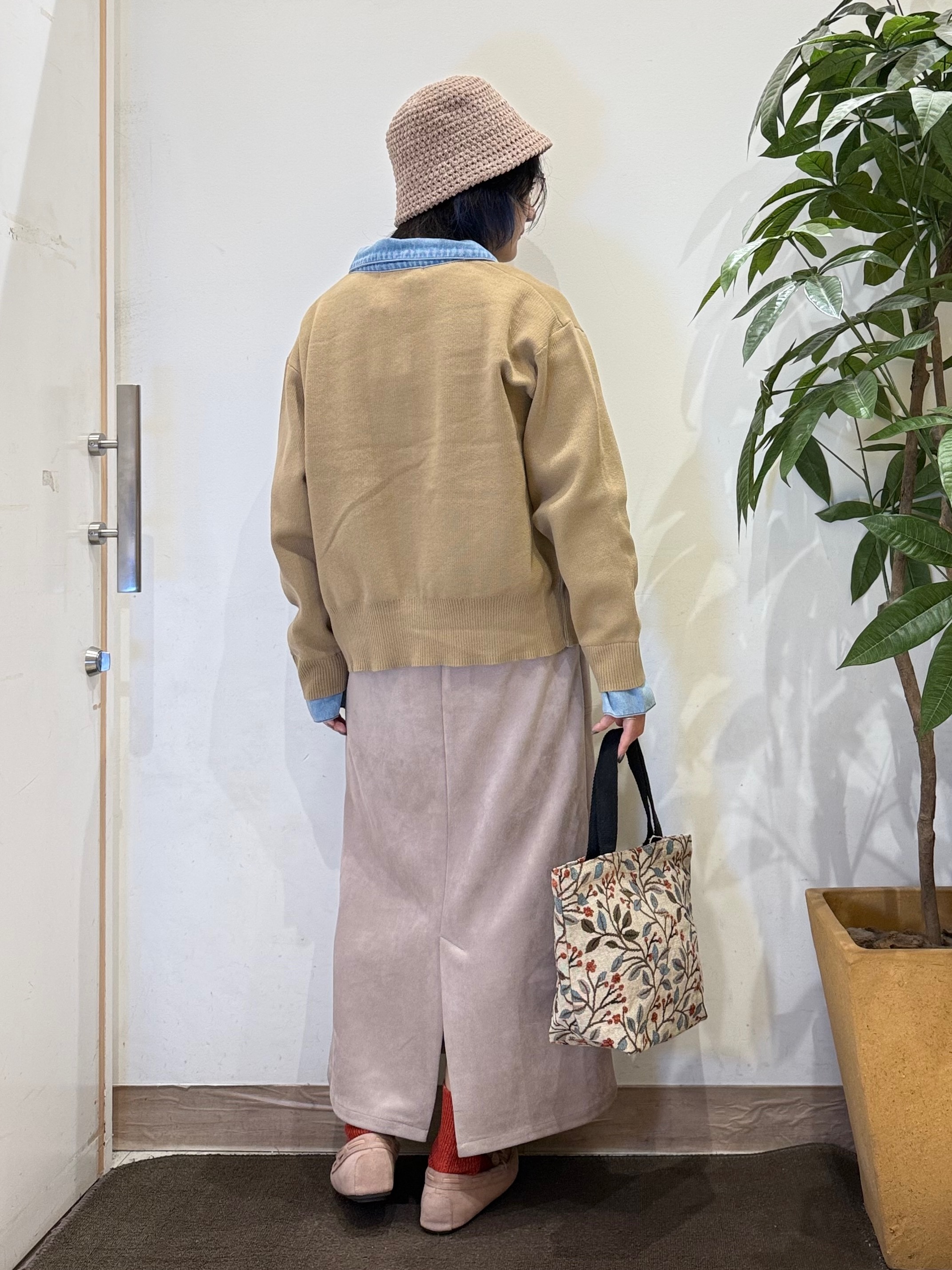 misakiさんの「SHOO･LA･RUE｜【S-LL/洗濯機可】デニム／チェック切替でこなれ見え 金ボタンニットカーディガン」を使ったコーディネート