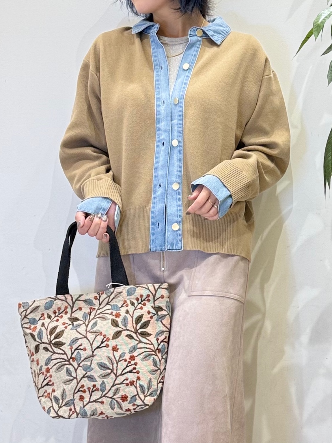 misakiさんの「SHOO･LA･RUE｜【S-LL/洗濯機可】デニム／チェック切替でこなれ見え 金ボタンニットカーディガン」を使ったコーディネート
