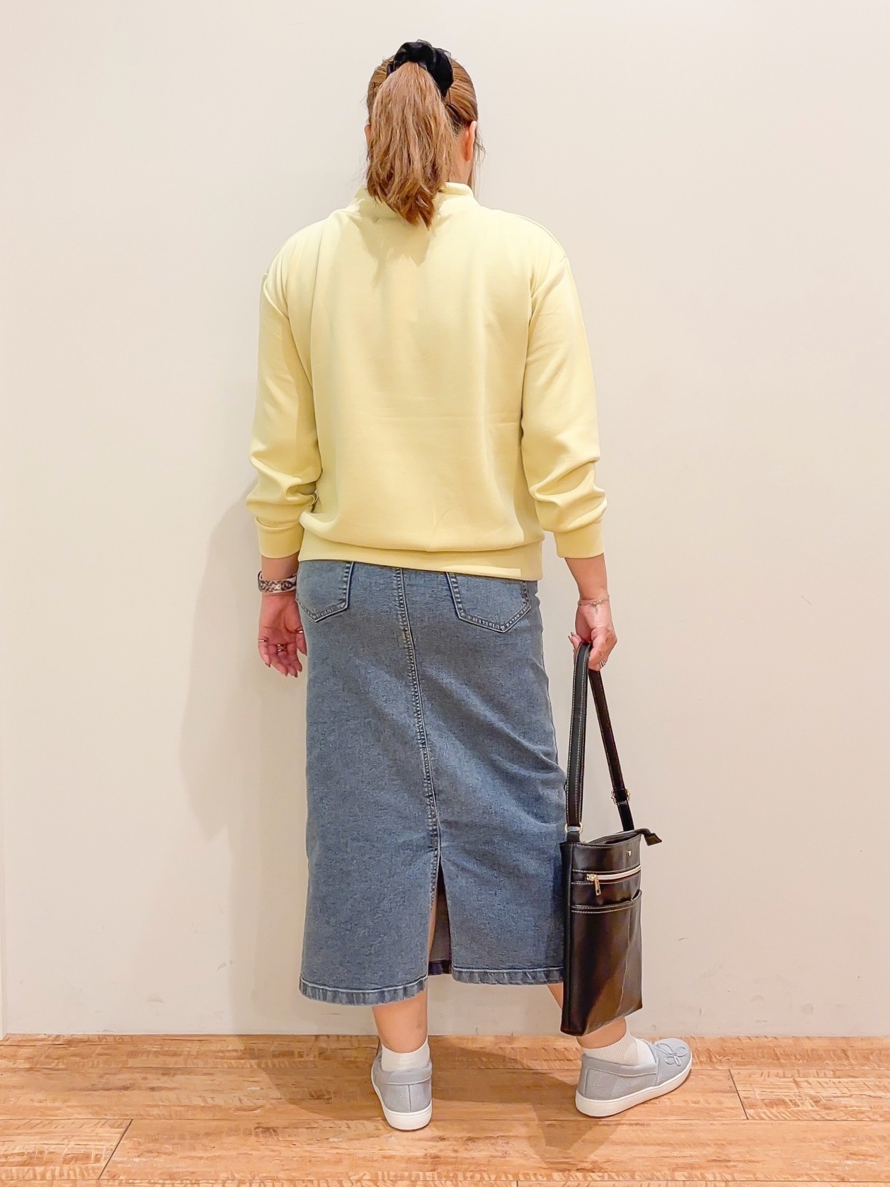 naoさんの「SHOO･LA･RUE｜【S-LL/体型カバー】もちさらなめらかタッチ 抜き襟風トップス」を使ったコーディネート