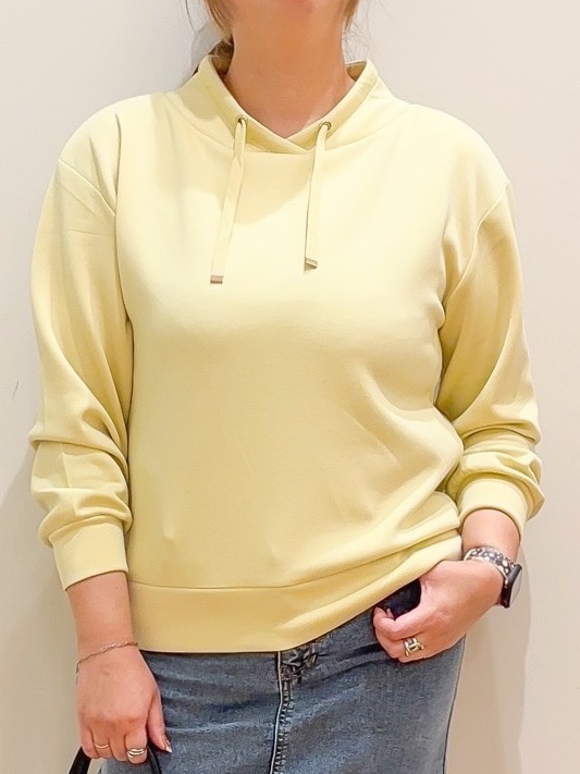 naoさんの「SHOO･LA･RUE｜【S-LL/体型カバー】もちさらなめらかタッチ 抜き襟風トップス」を使ったコーディネート