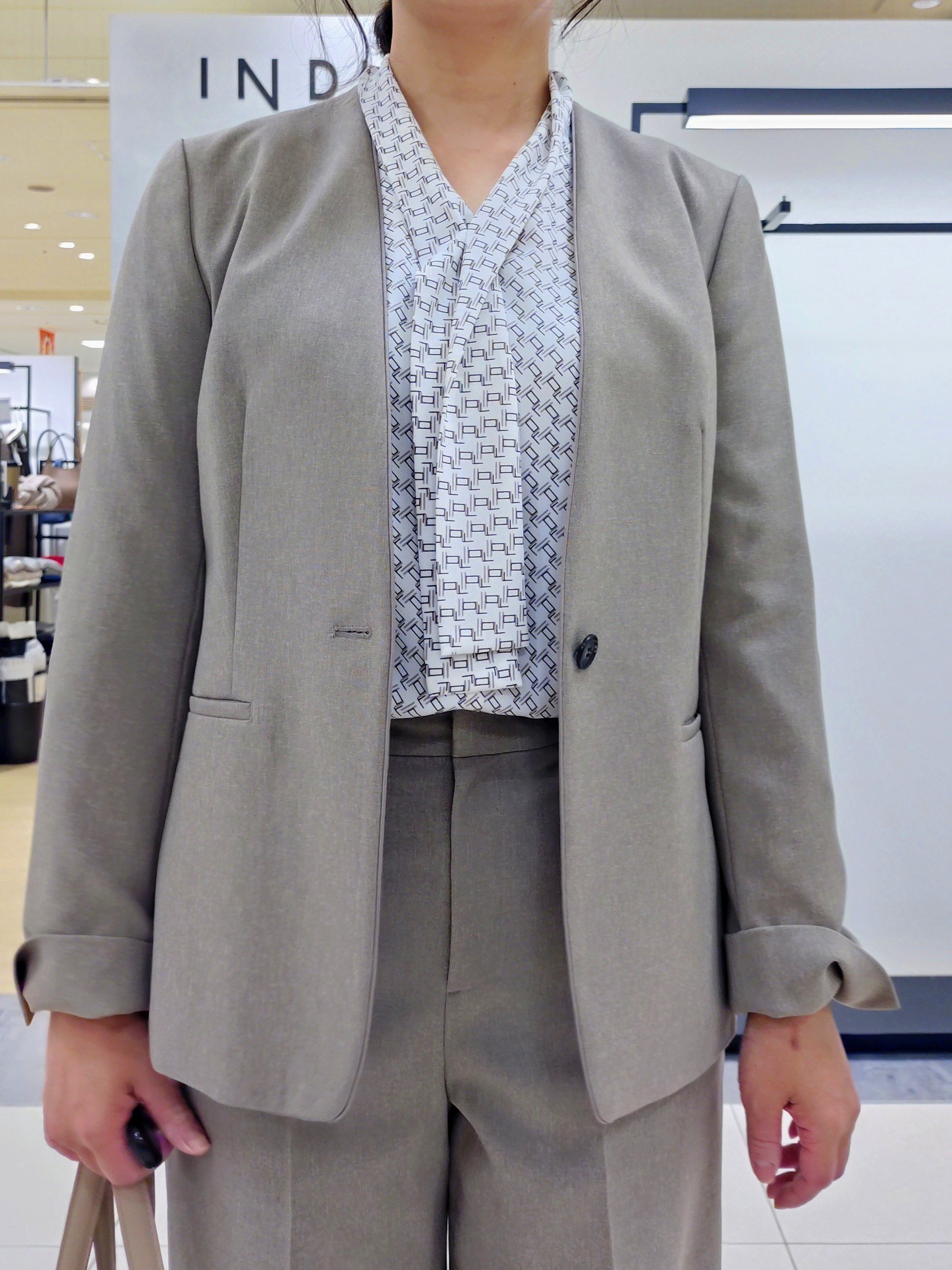 TOMOMIさんの「INDIVI｜【洗える／通勤／スーツ】メランジストレッチ ノーカラージャケット」を使ったコーディネート