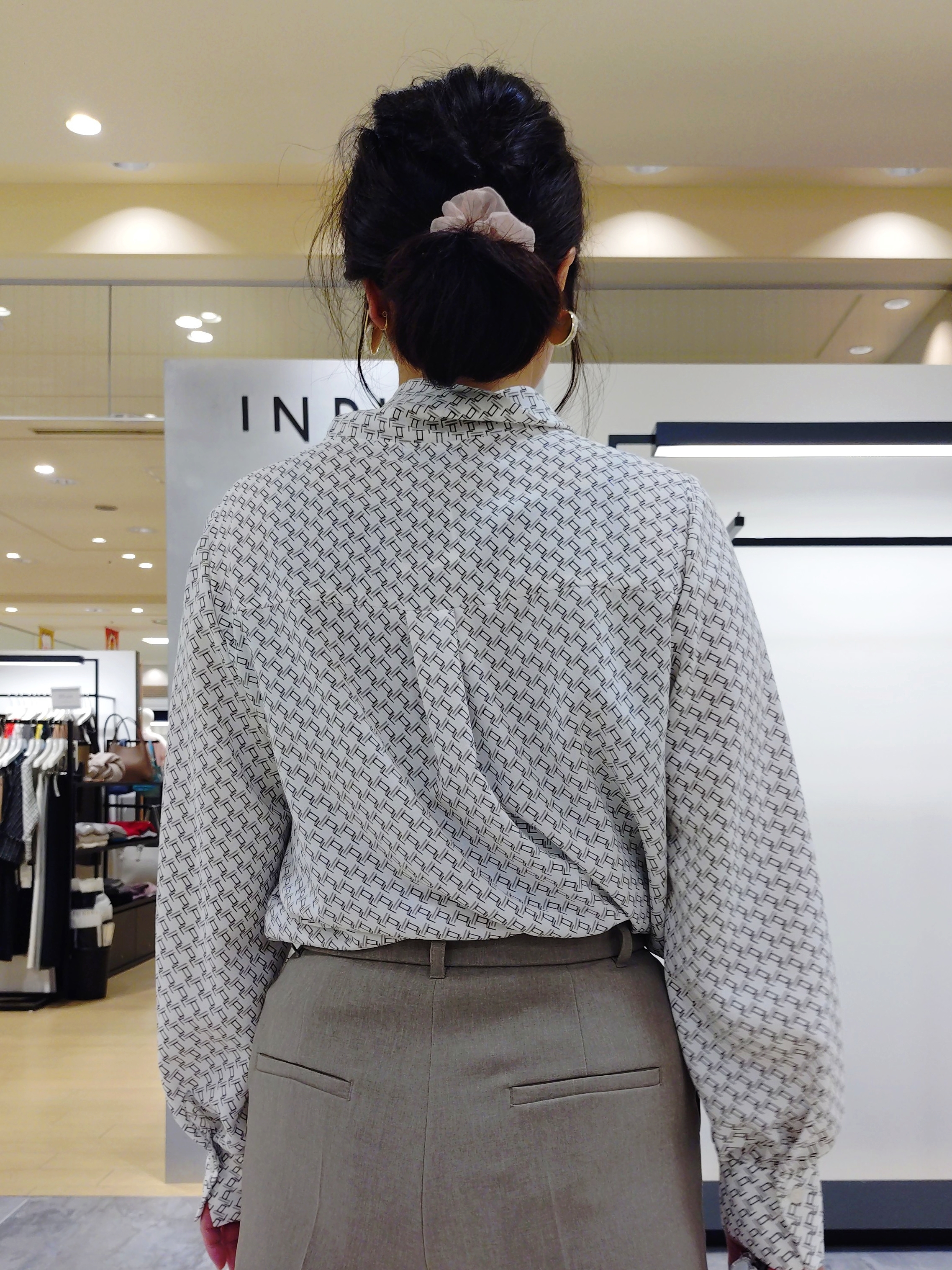 TOMOMIさんの「INDIVI｜【洗える／通勤／スーツ】メランジストレッチ ノーカラージャケット」を使ったコーディネート