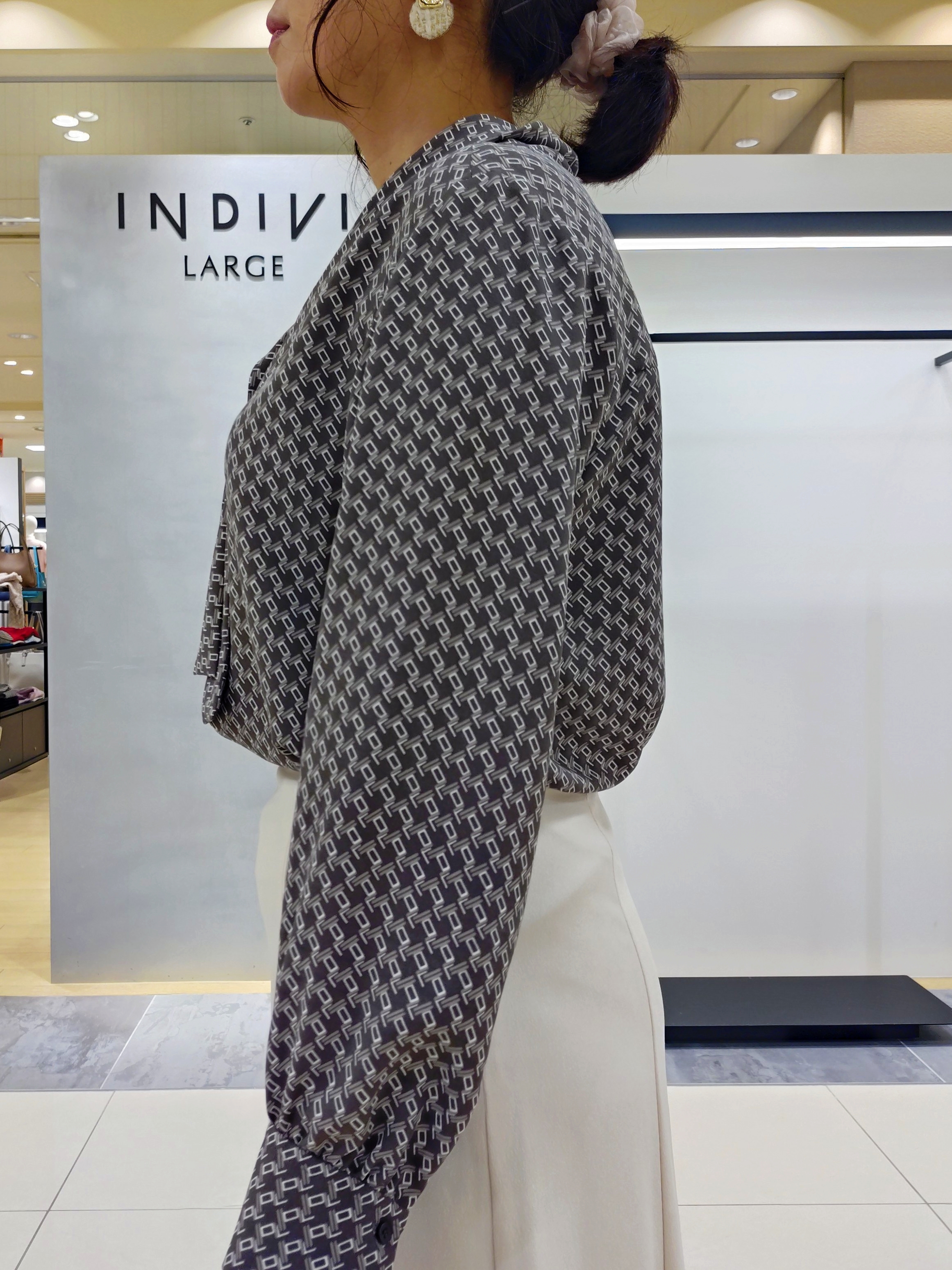 TOMOMIさんの「INDIVI｜【美シルエット】ジョーゼットサテンセミフレアスカート」を使ったコーディネート