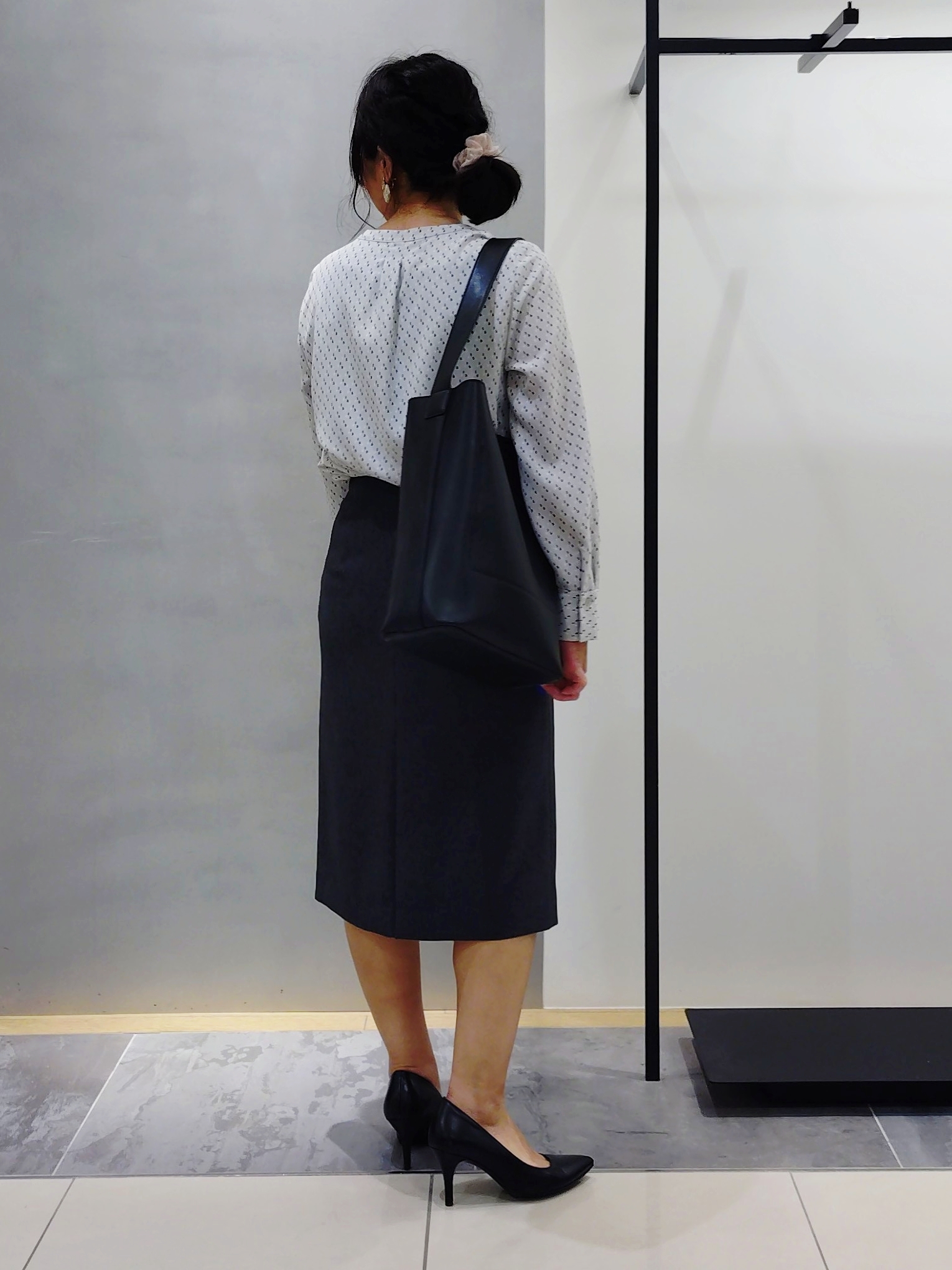 TOMOMIさんの「INDIVI｜【通勤にオススメ／幾何学柄】ジョーゼットタックブラウス」を使ったコーディネート