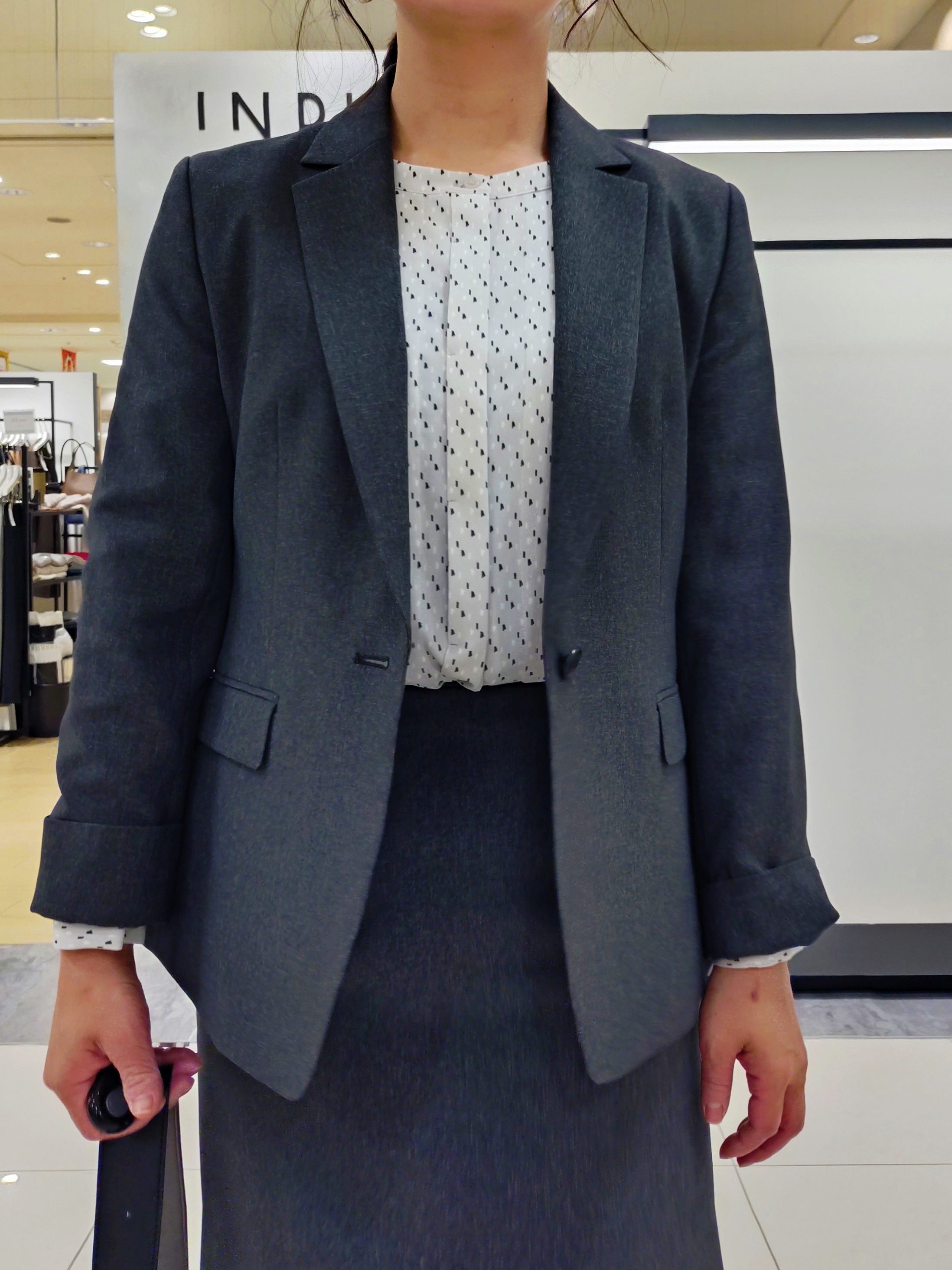 TOMOMIさんの「INDIVI｜【通勤にオススメ／幾何学柄】ジョーゼットタックブラウス」を使ったコーディネート